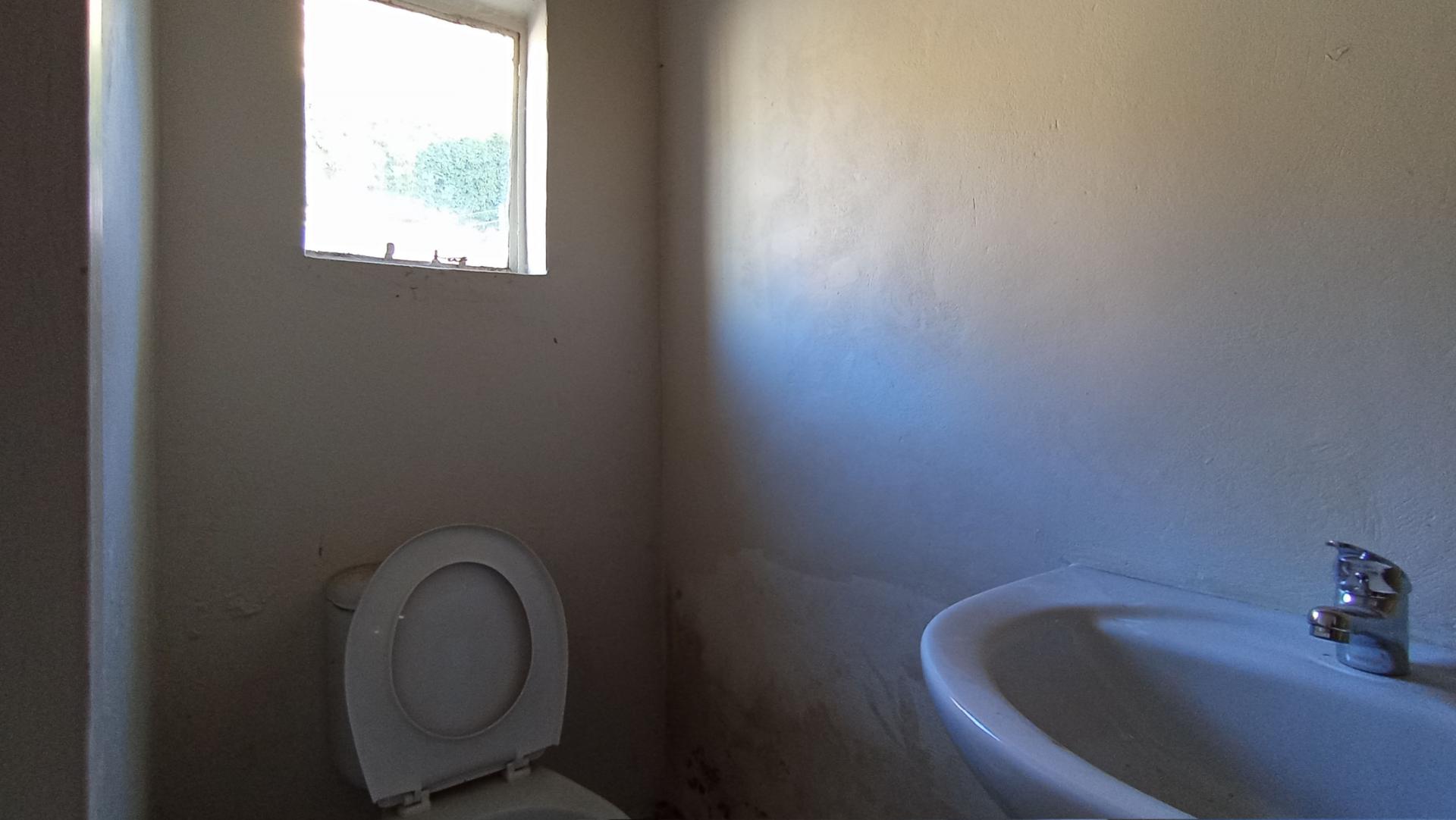 Bathroom 1 - 14 square meters of property in Kensington - JHB