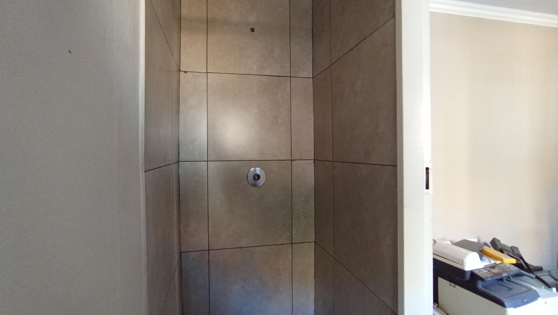 Bathroom 1 - 14 square meters of property in Kensington - JHB