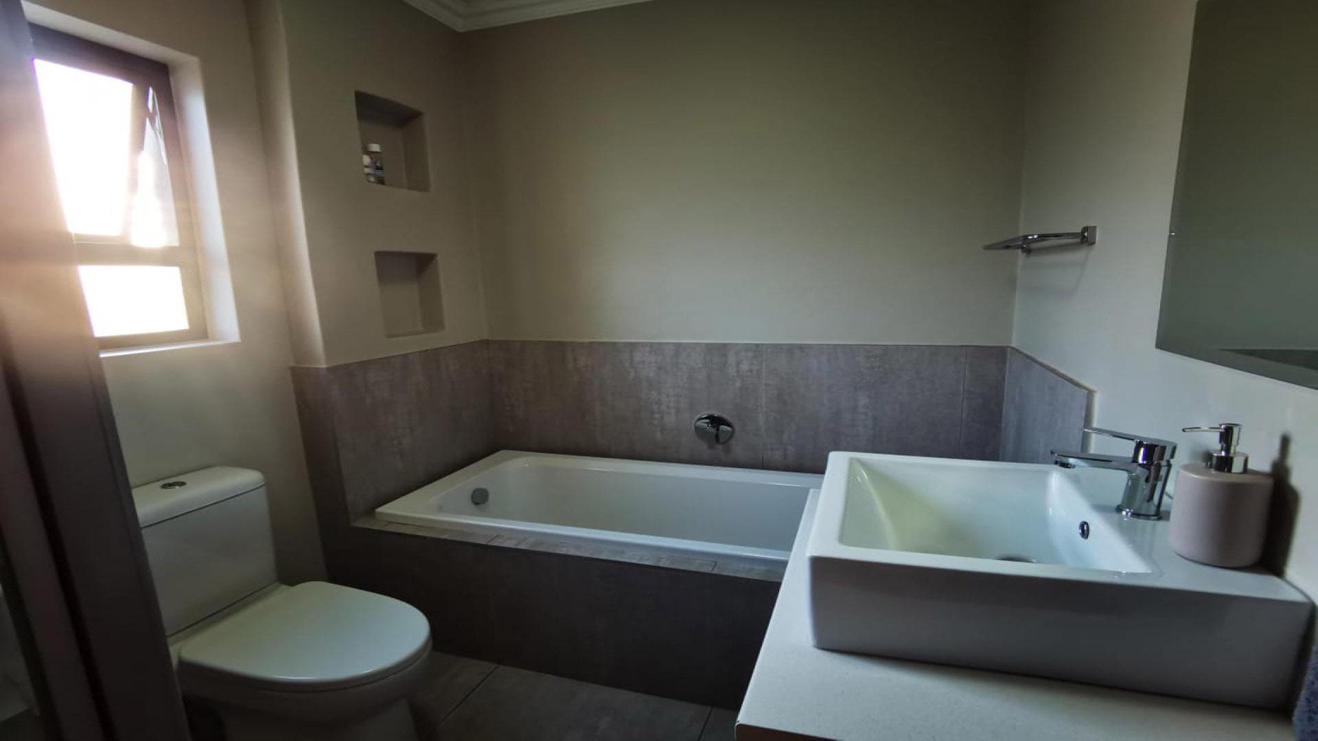 Bathroom 1 of property in Hartbeespoort
