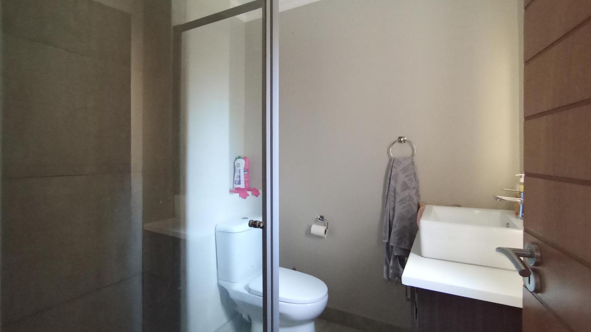 Bathroom 2 - 4 square meters of property in Hartbeespoort