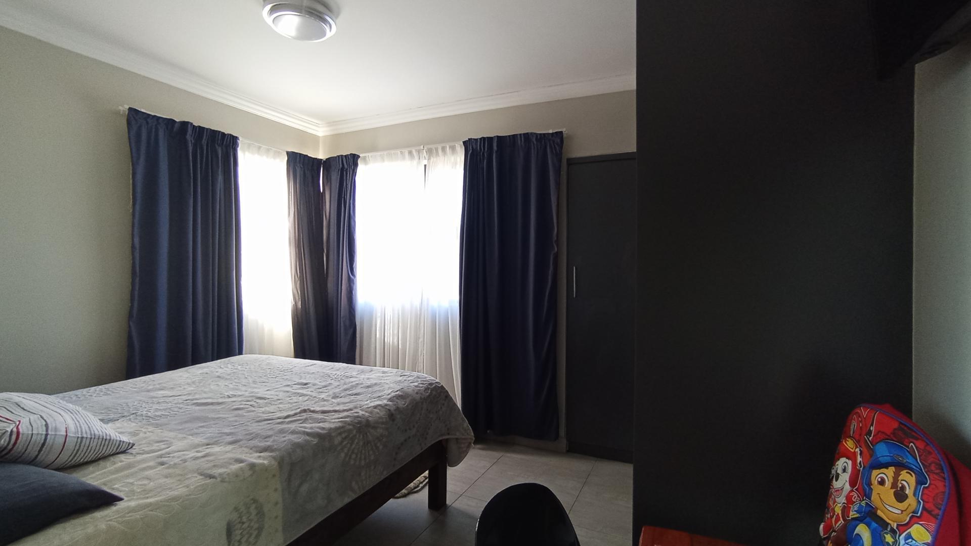 Main Bedroom - 14 square meters of property in Hartbeespoort