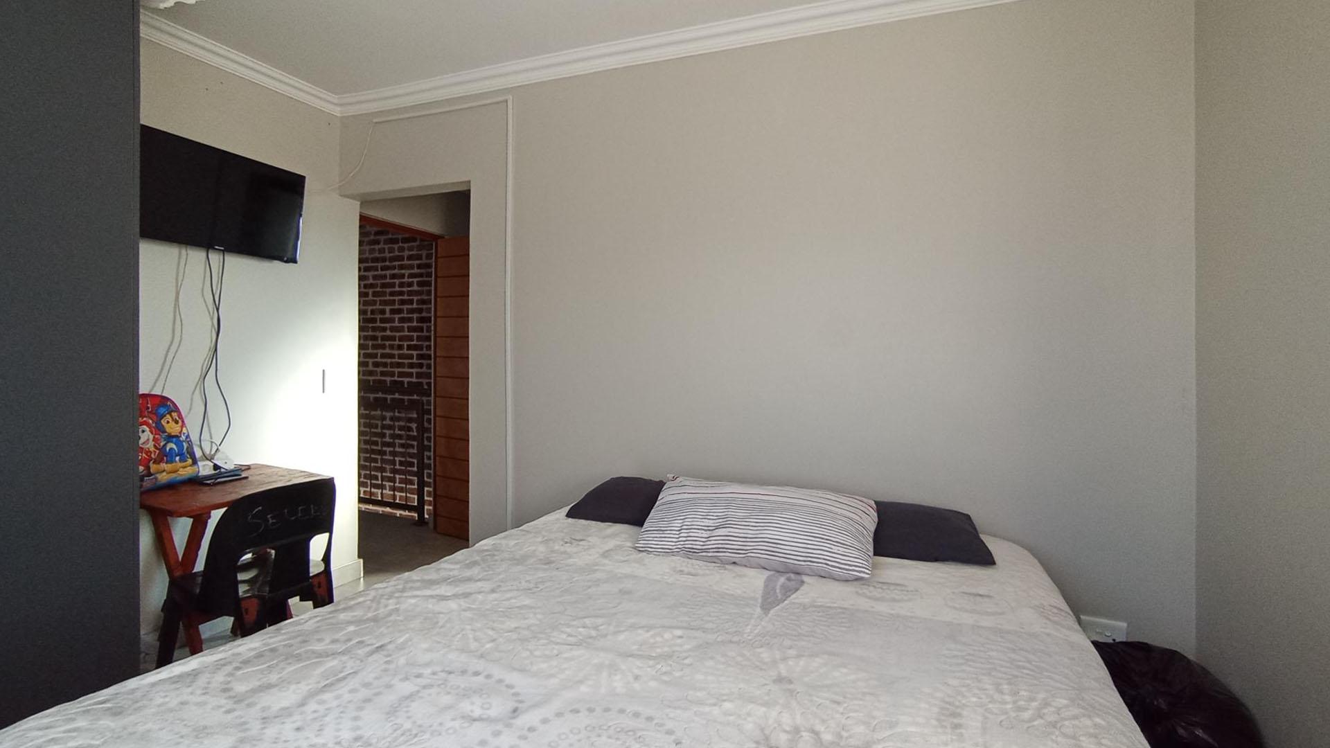 Main Bedroom - 14 square meters of property in Hartbeespoort