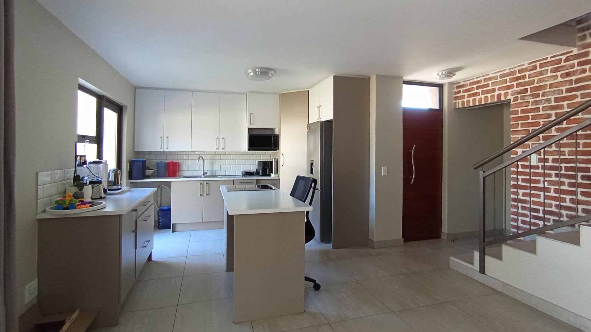 Kitchen - 13 square meters of property in Hartbeespoort