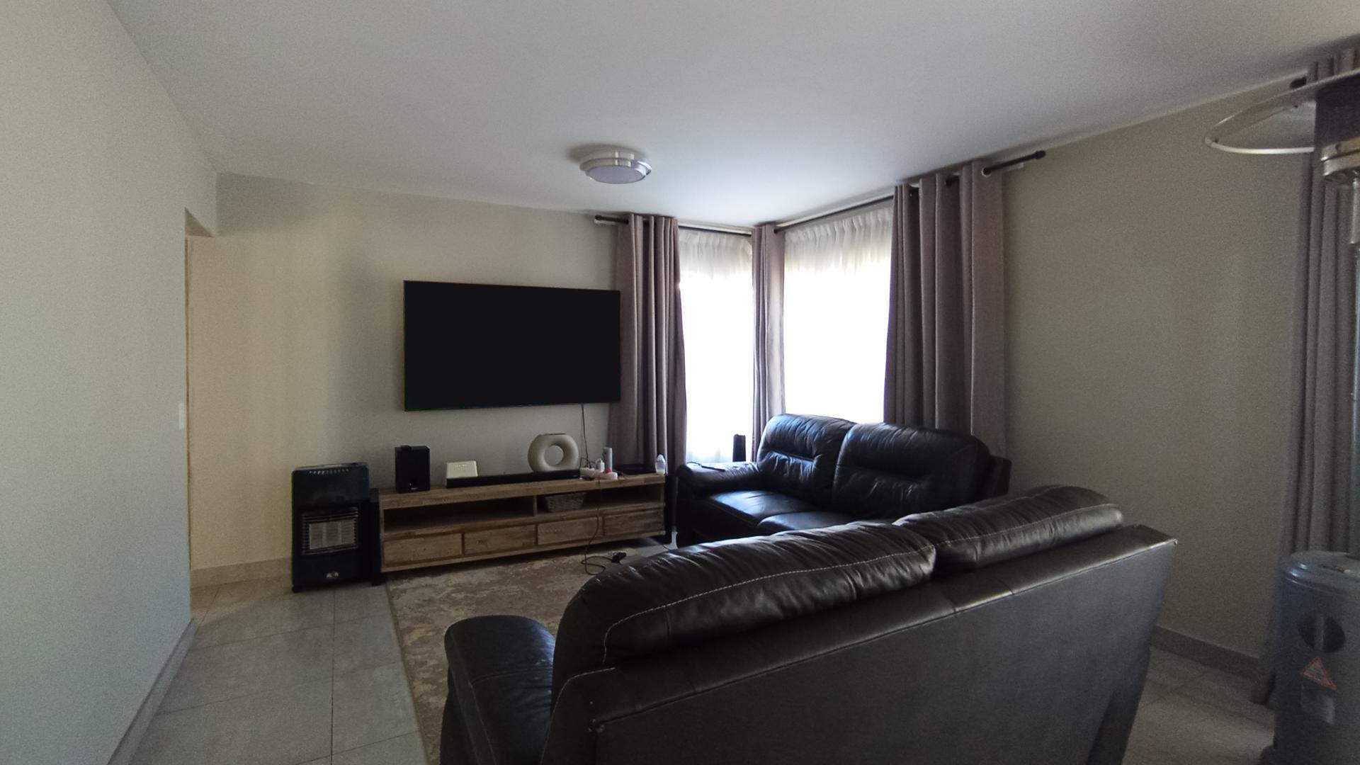 Lounges - 32 square meters of property in Hartbeespoort