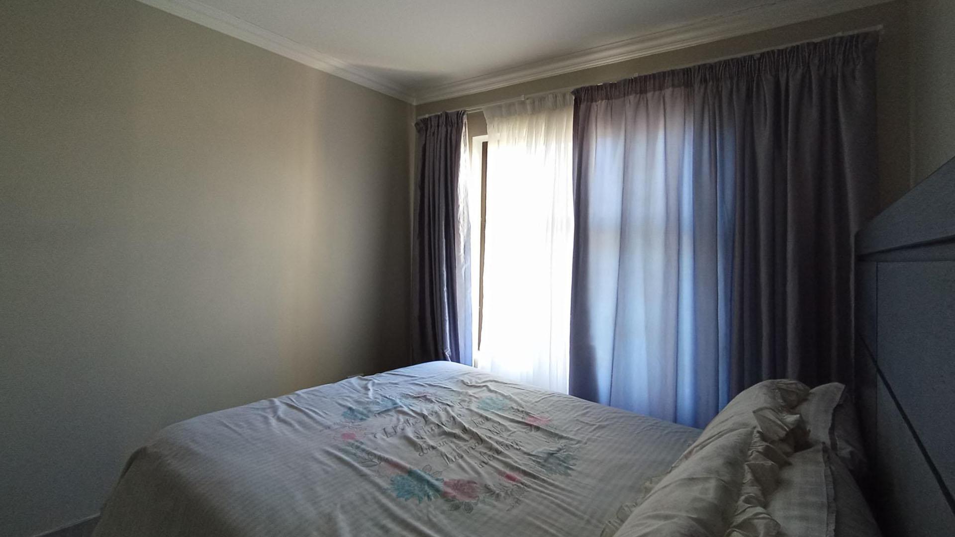 Bed Room 1 - 13 square meters of property in Hartbeespoort