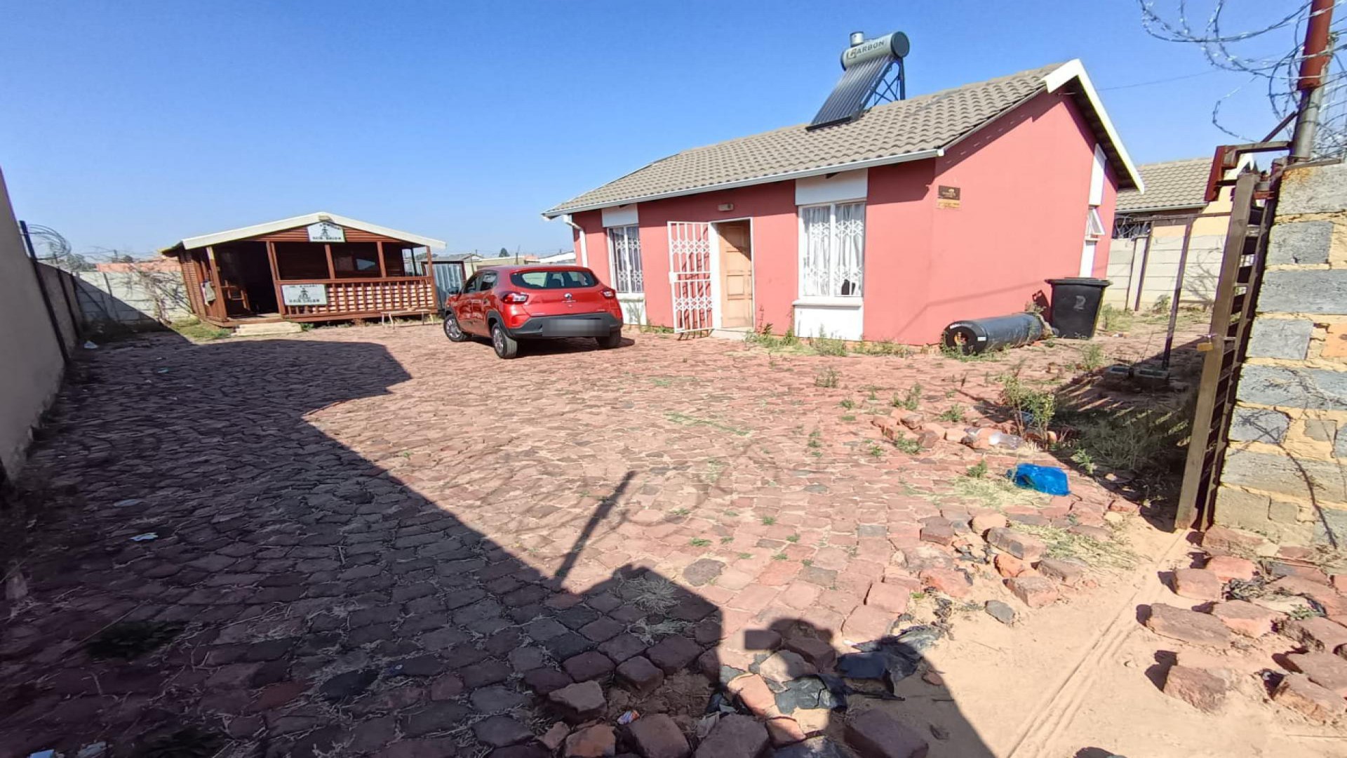 Front View of property in Savanna City