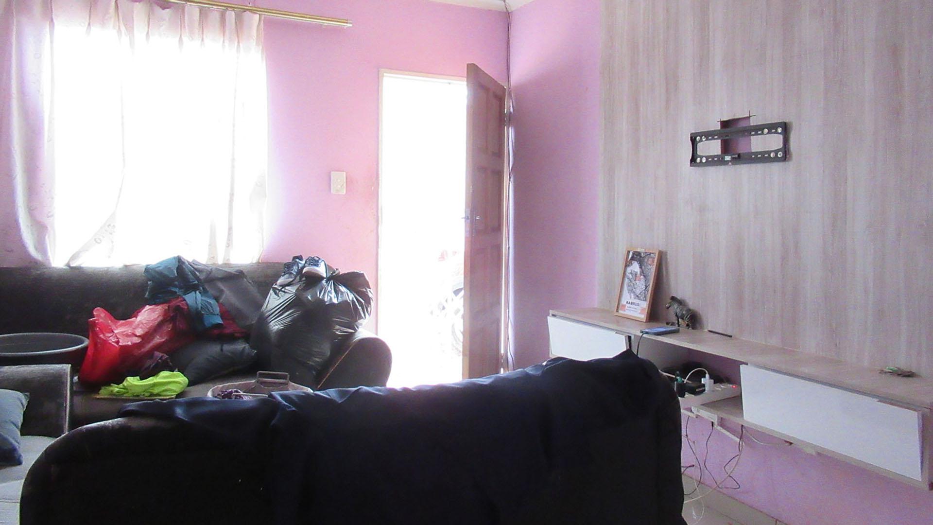 Lounges - 13 square meters of property in Savanna City