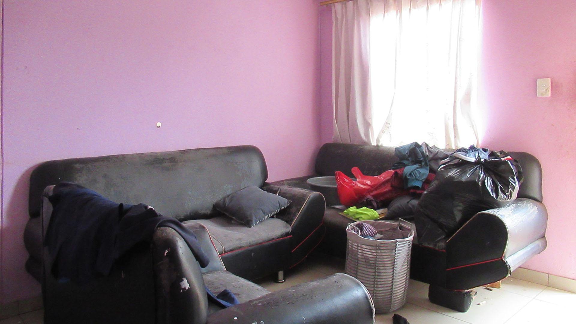 Lounges - 13 square meters of property in Savanna City