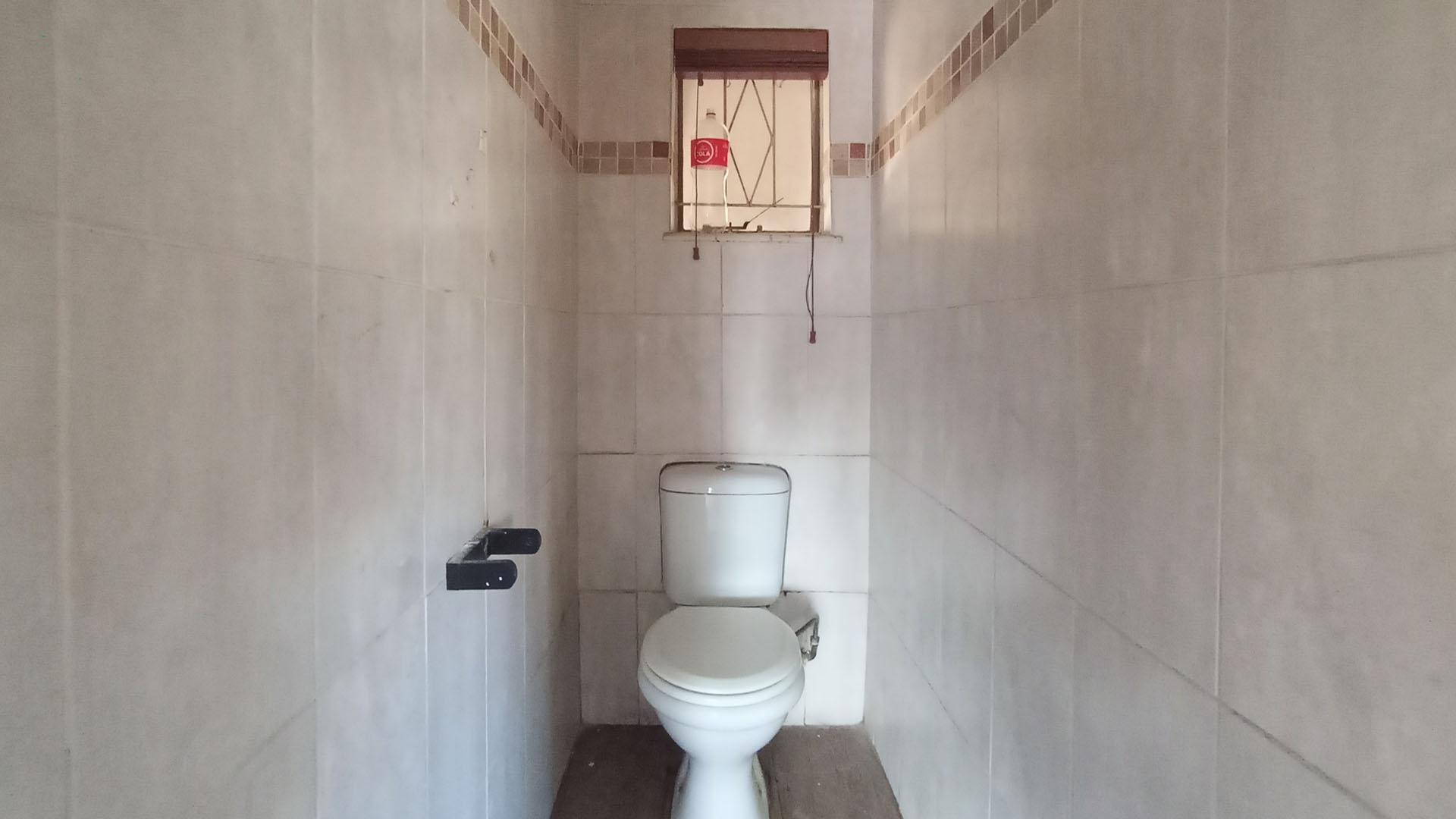 Bathroom 1 of property in Pretoria Gardens