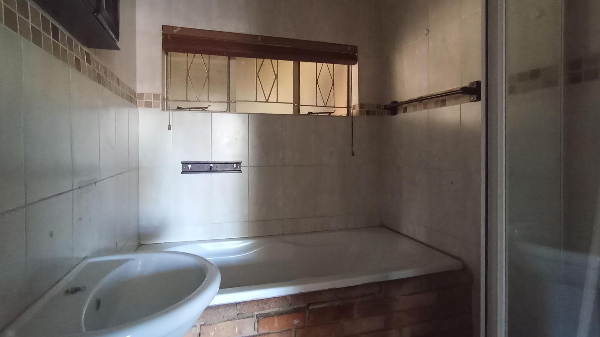 Bathroom 1 of property in Pretoria Gardens