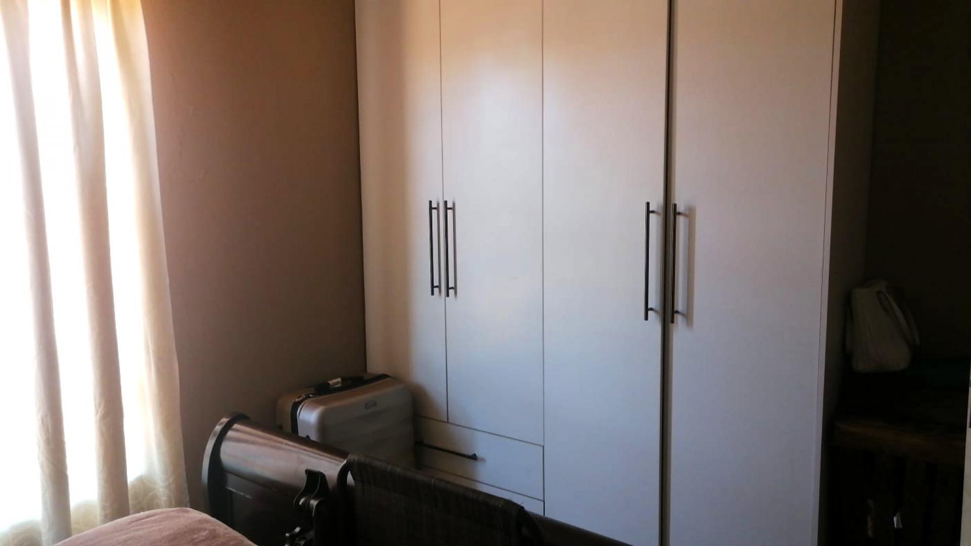 Main Bedroom of property in Protea Glen