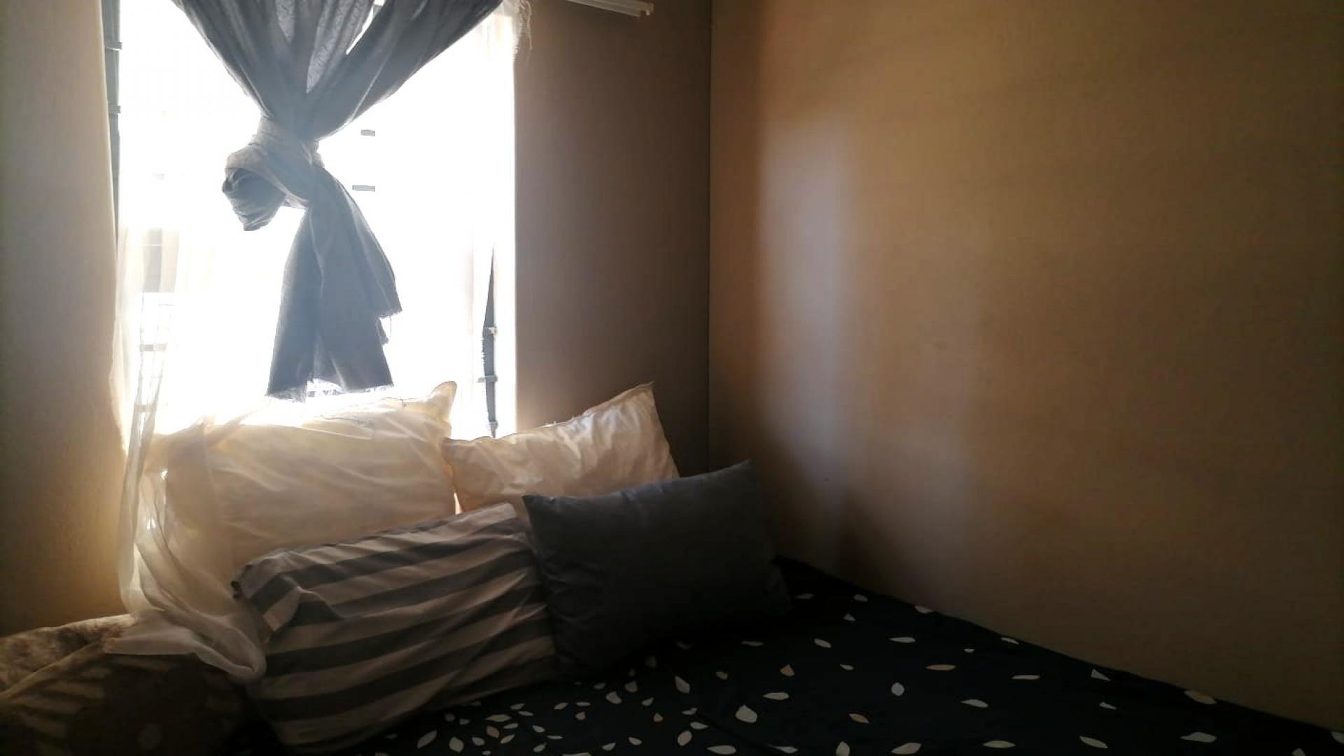 Bed Room 1 of property in Protea Glen