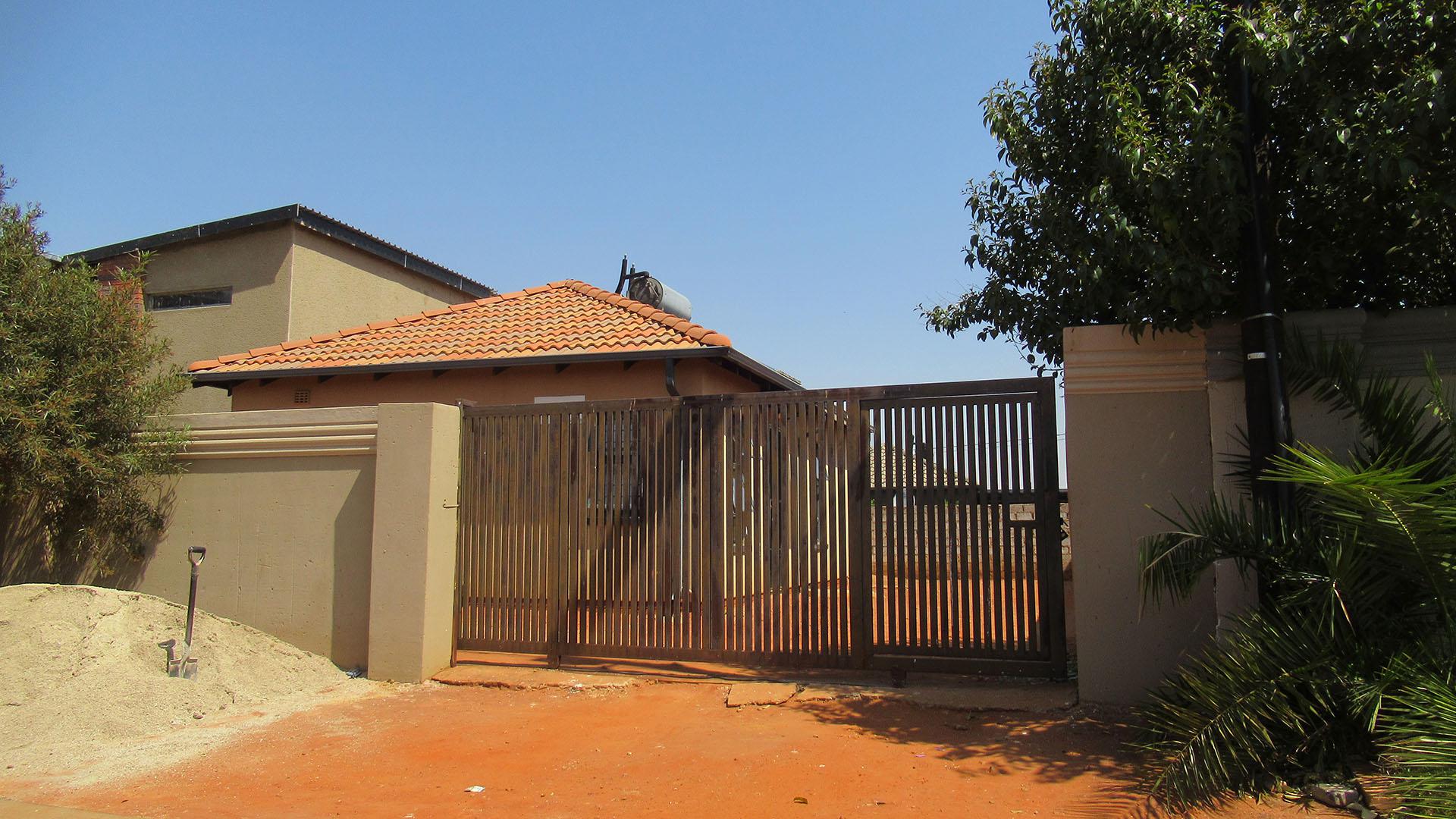 Front View of property in Protea Glen