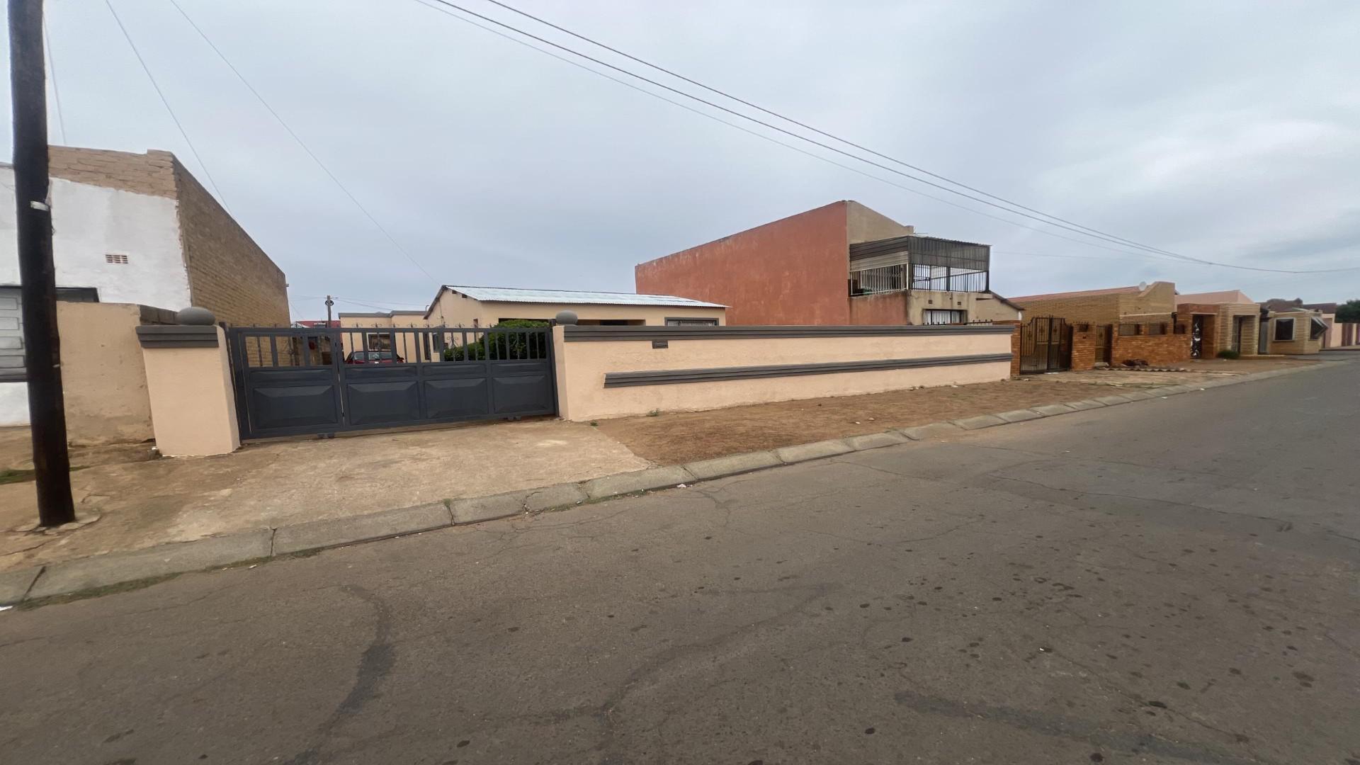 Front View of property in Dobsonville