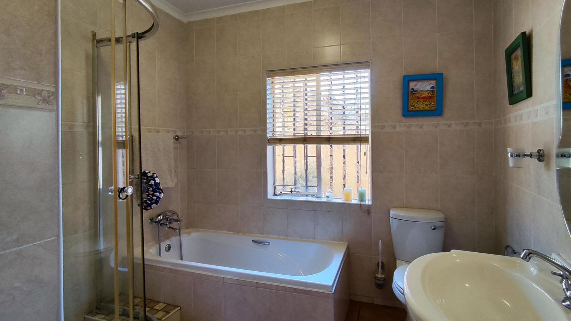 Bathroom 1 - 6 square meters of property in Northmead