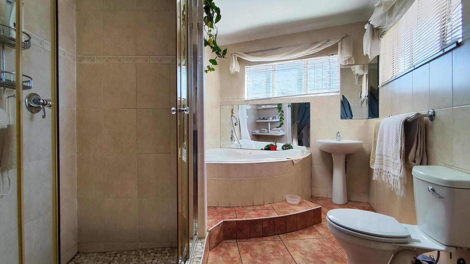 Main Bathroom - 8 square meters of property in Northmead