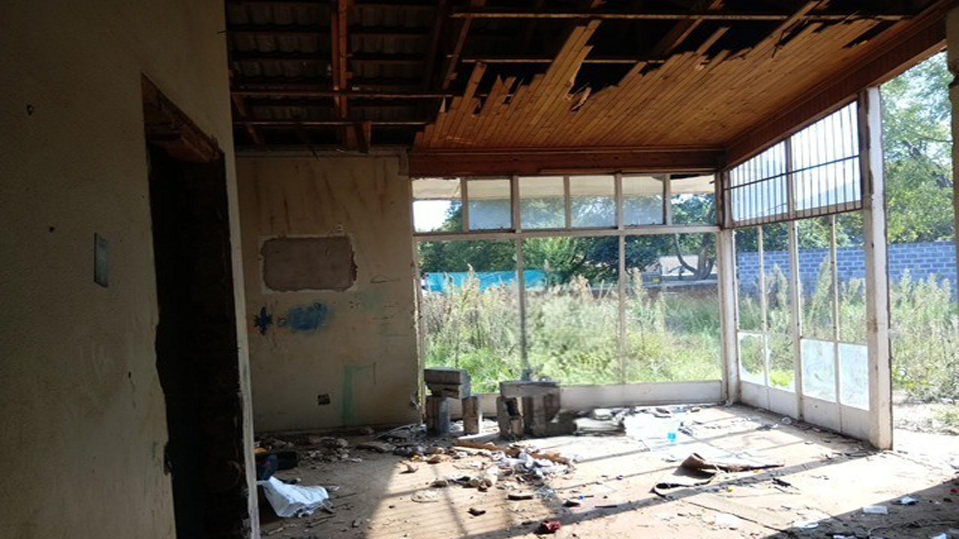 Spaces of property in Delmas