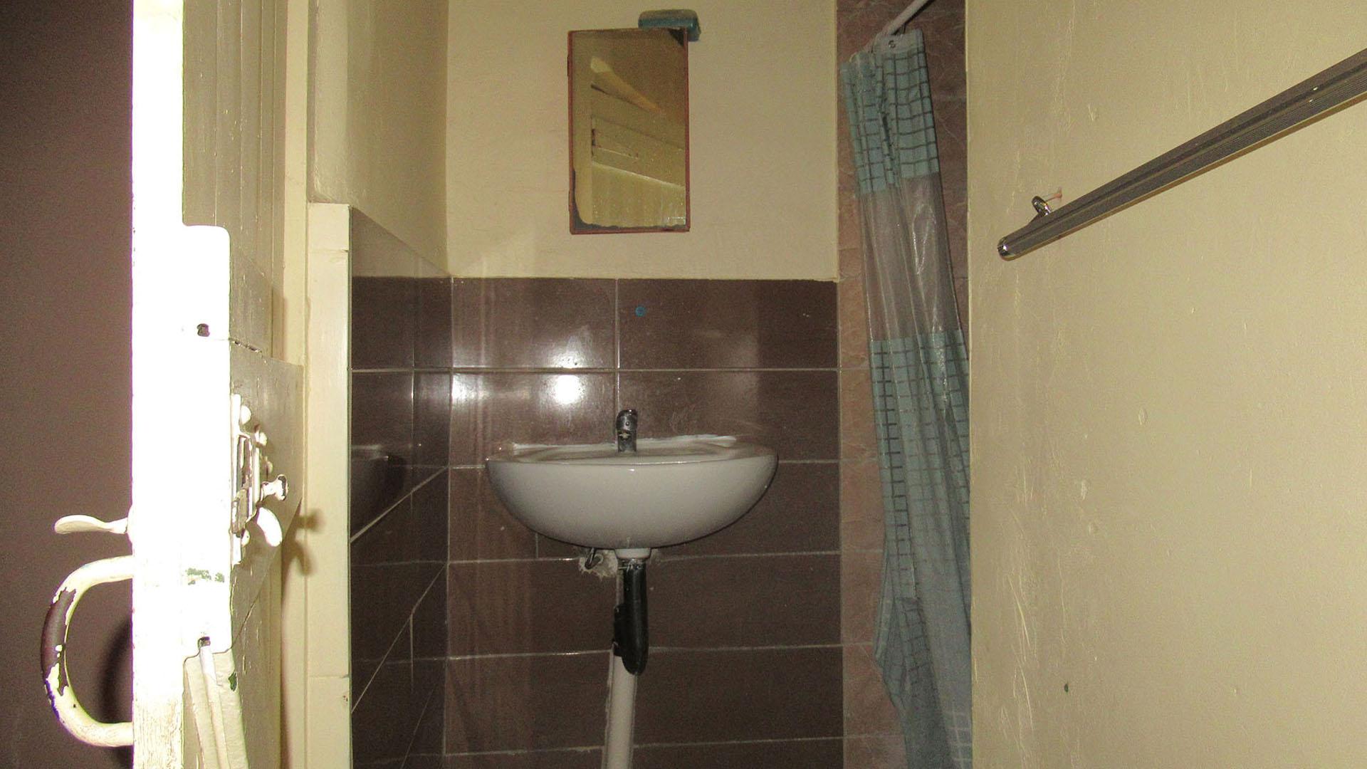 Bathroom 1 - 4 square meters of property in The Hill