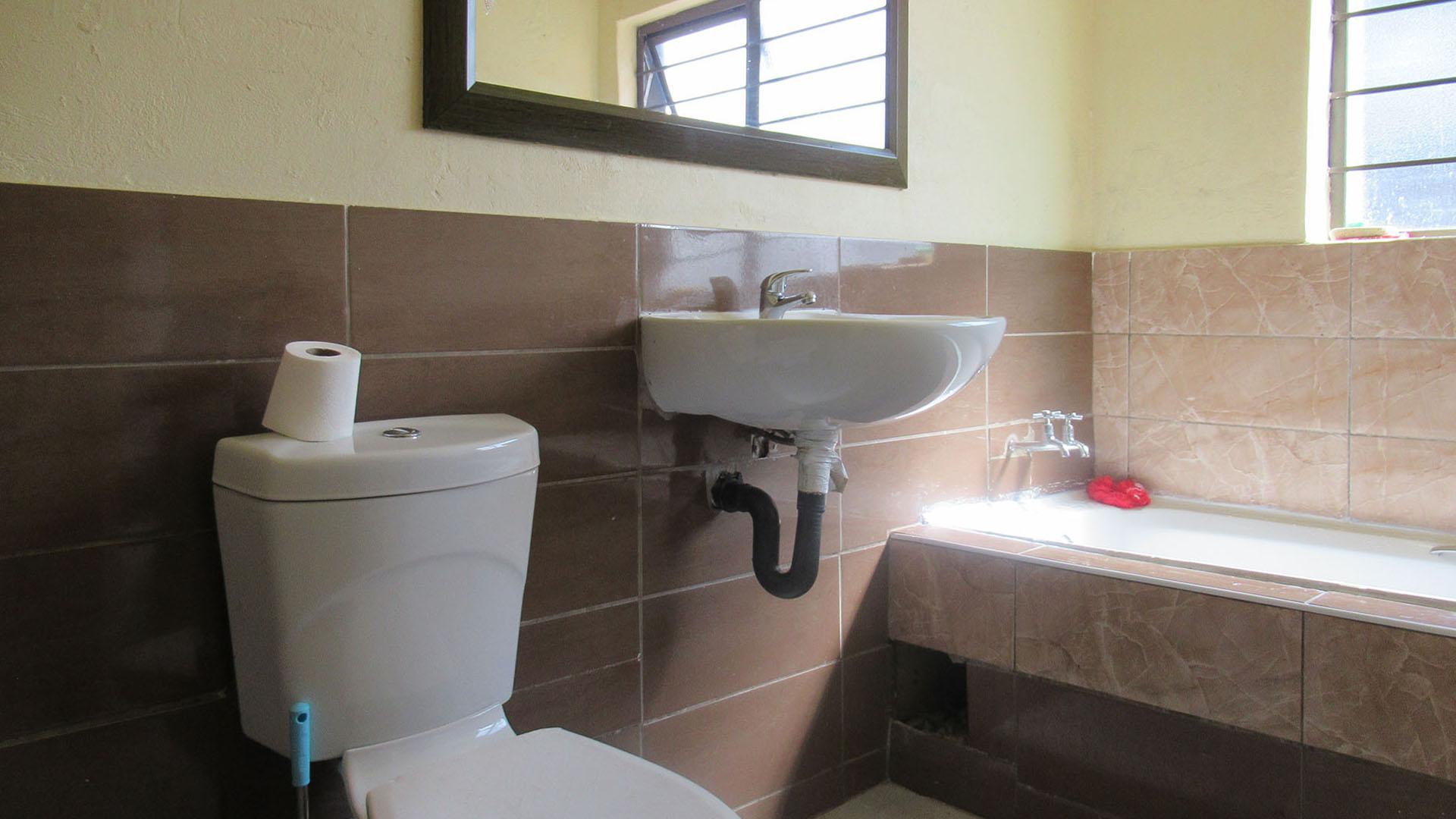 Bathroom 2 - 5 square meters of property in The Hill