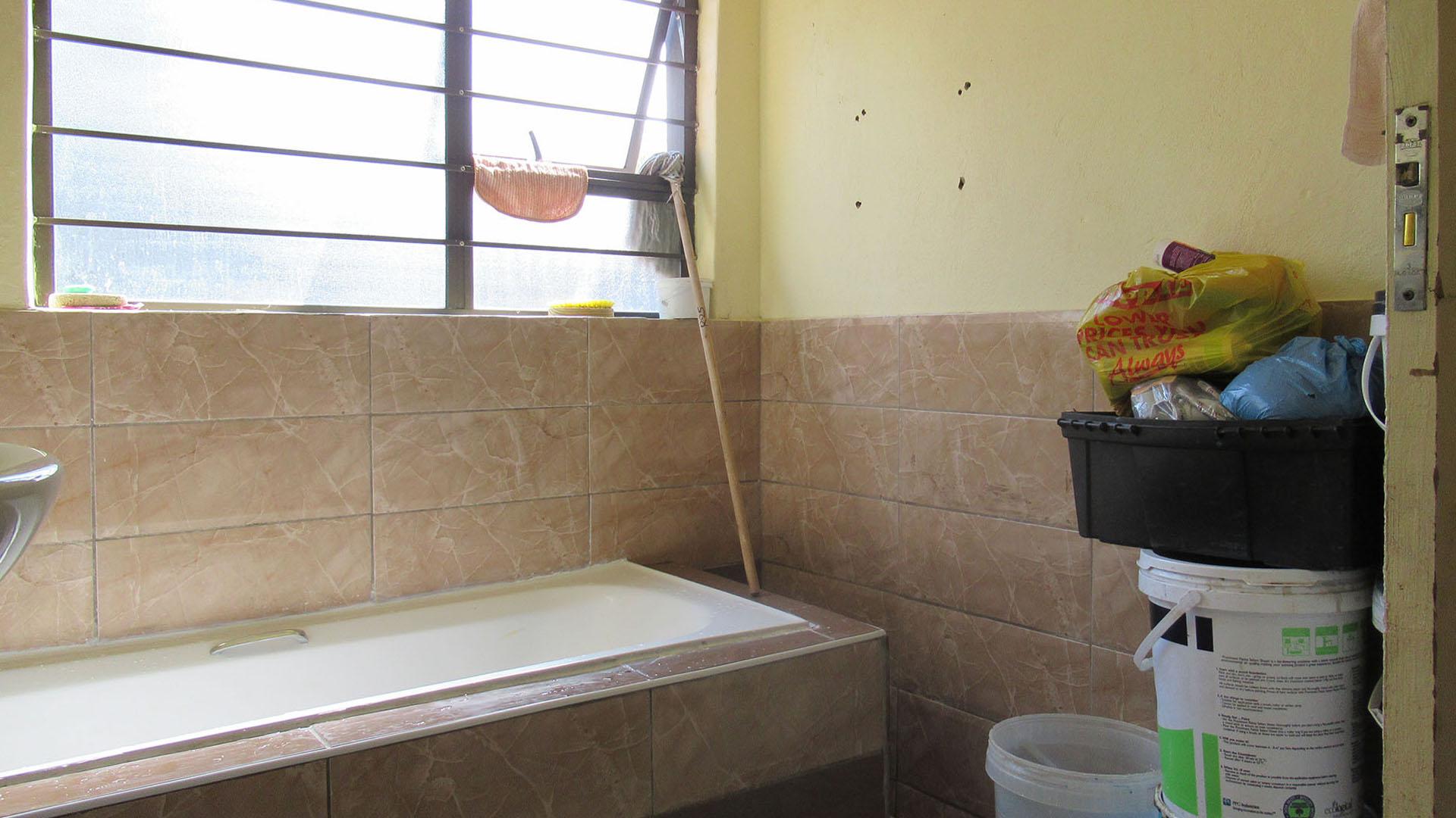 Bathroom 2 - 5 square meters of property in The Hill