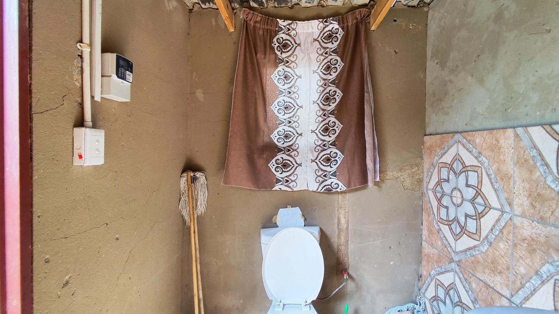 Bathroom 1 of property in Rhodesfield