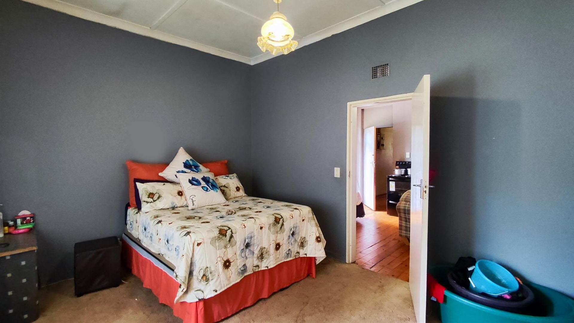 Bed Room 1 - 7 square meters of property in Primrose