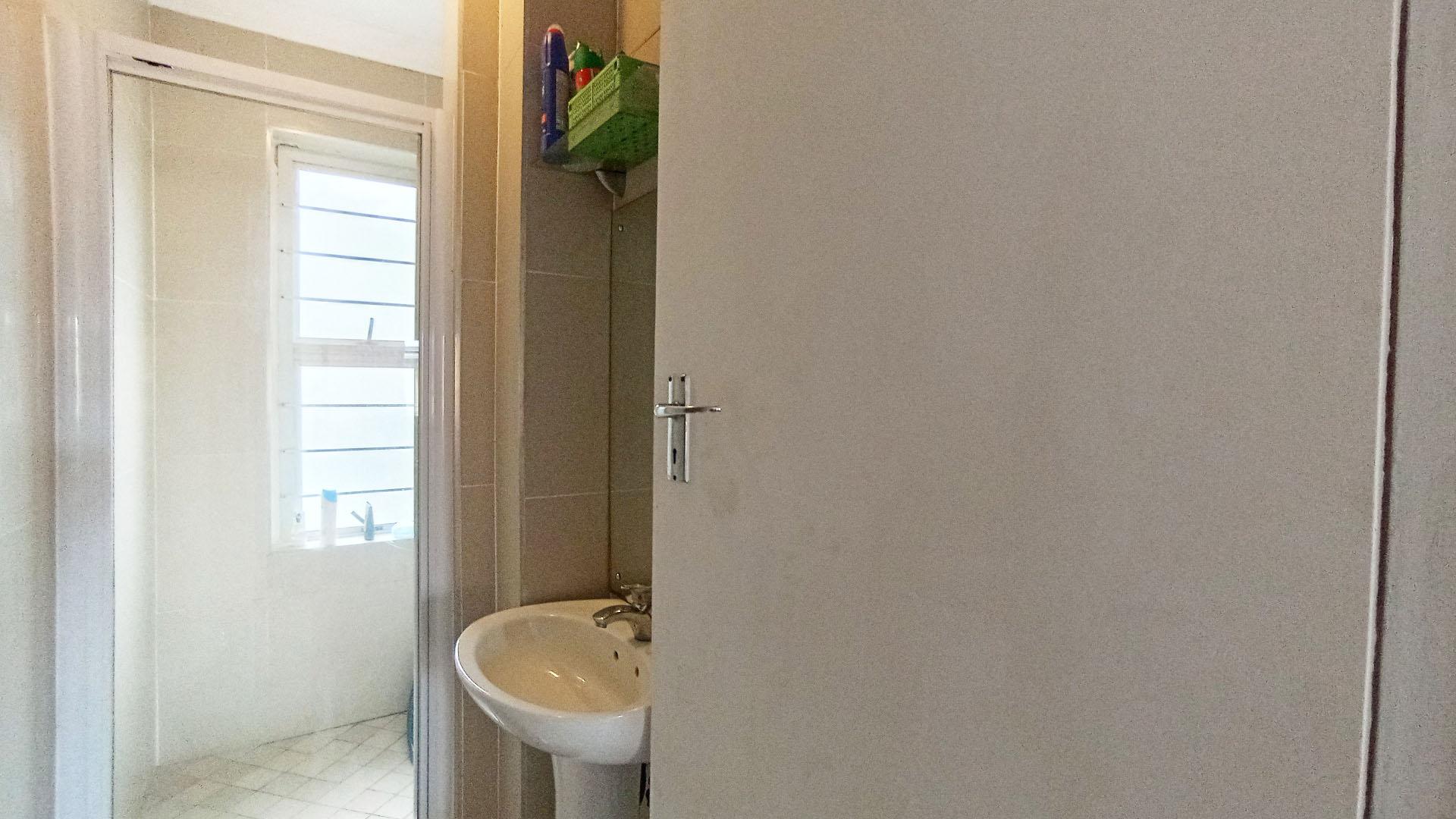 Bathroom 1 - 4 square meters of property in Musgrave