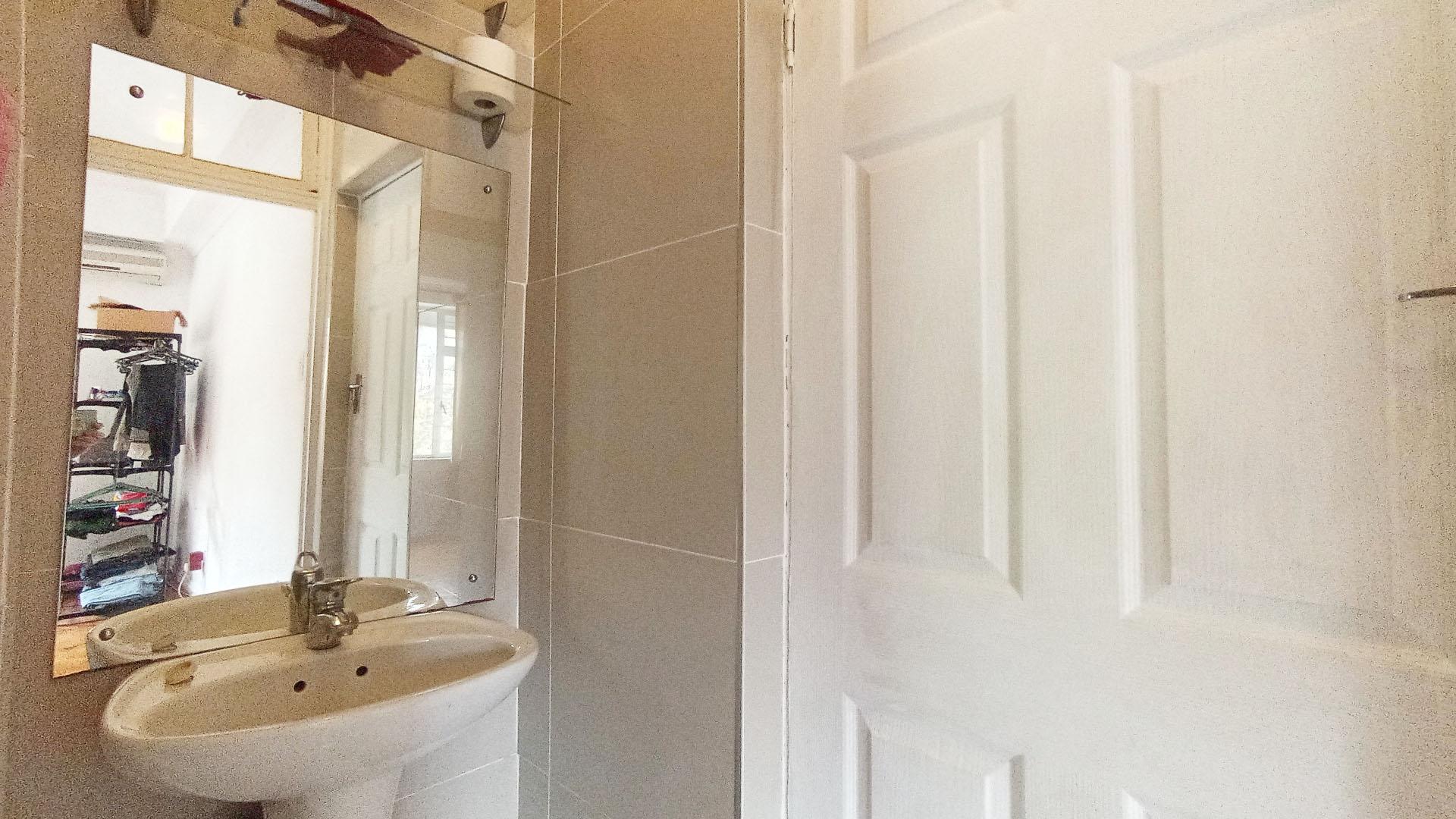 Main Bathroom - 5 square meters of property in Musgrave