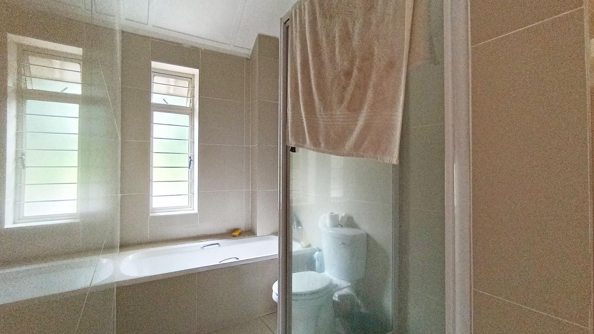 Main Bathroom - 5 square meters of property in Musgrave
