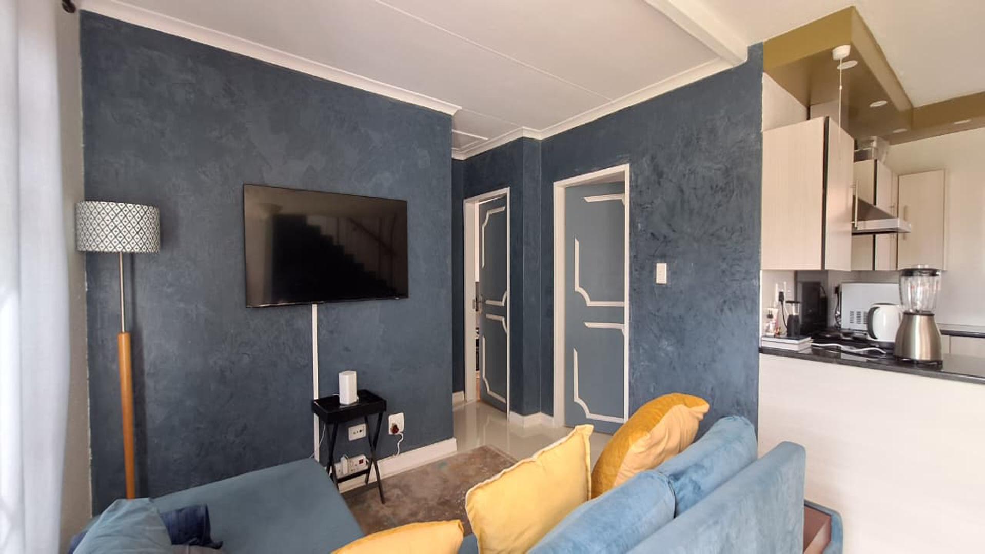 Lounges - 23 square meters of property in Wilgeheuwel 