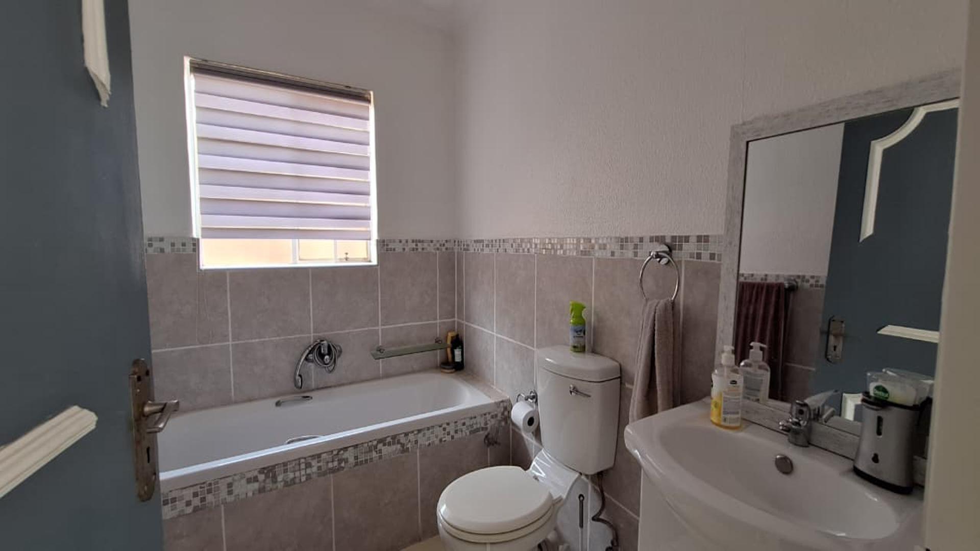 Bathroom 1 - 6 square meters of property in Wilgeheuwel 