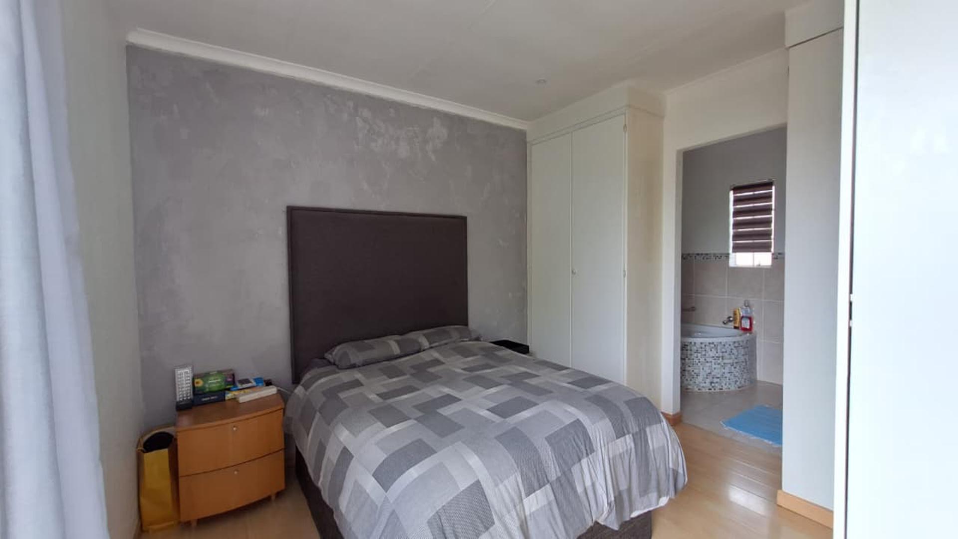 Main Bedroom of property in Wilgeheuwel 