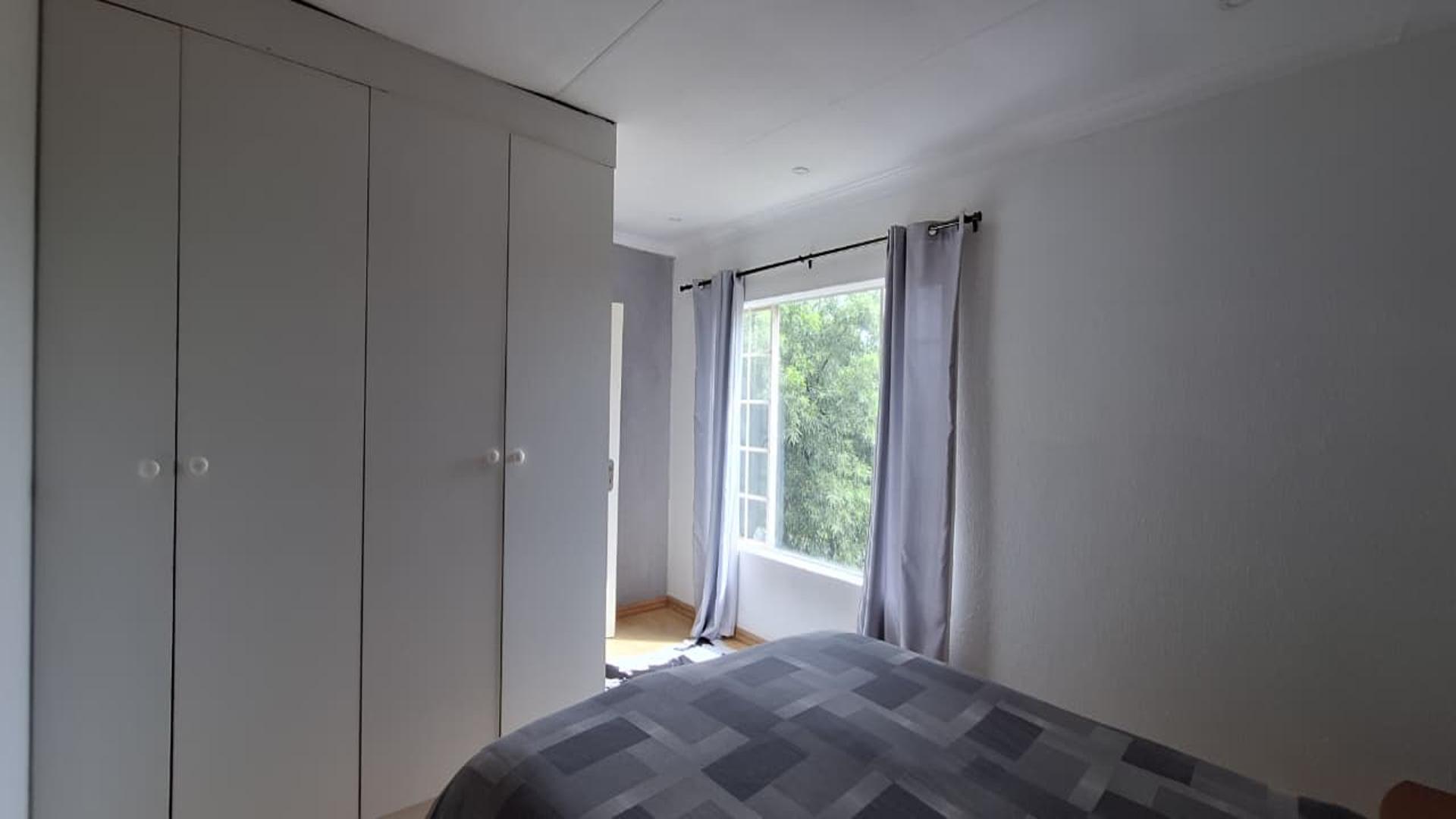 Main Bedroom of property in Wilgeheuwel 