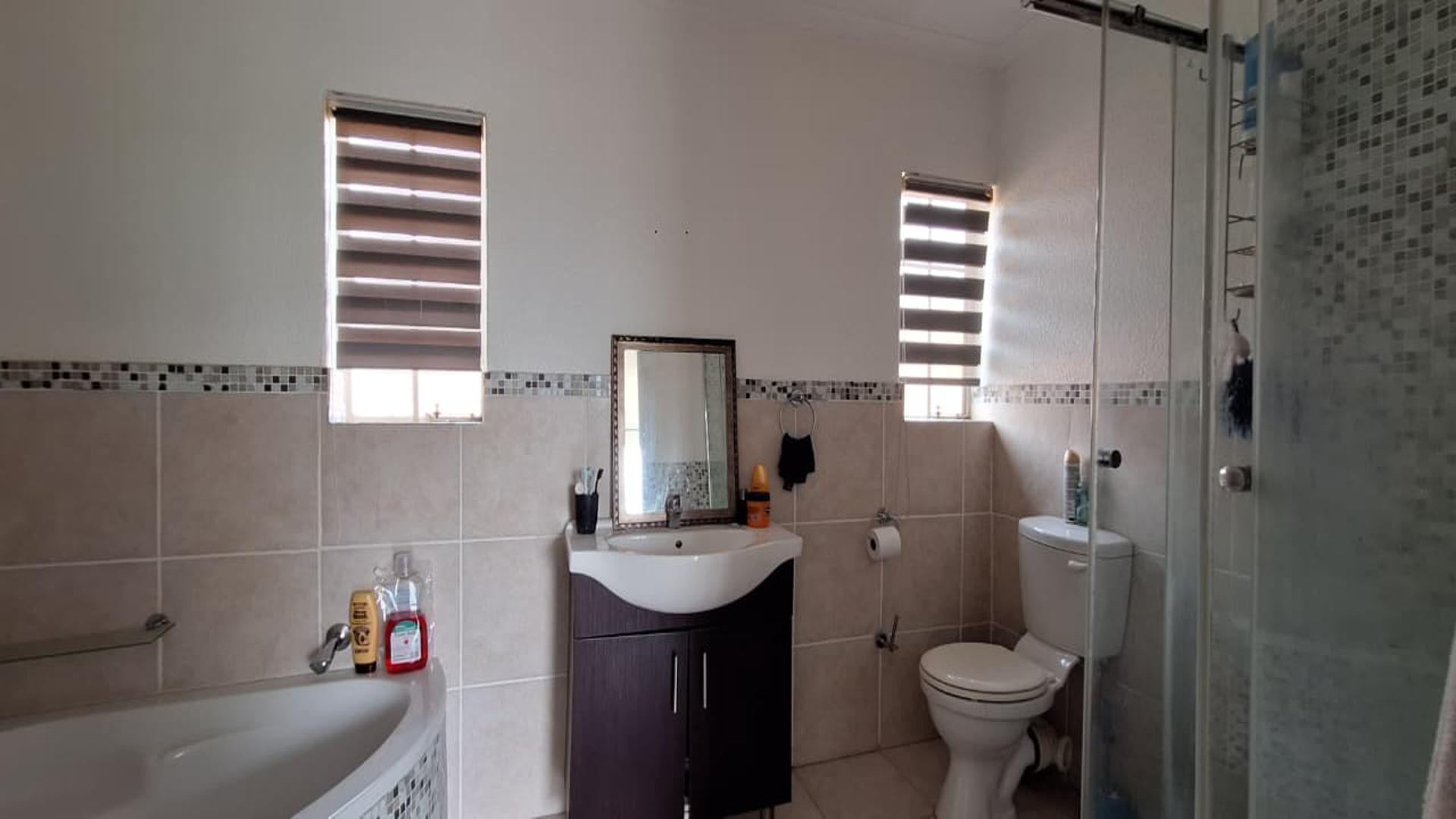 Main Bathroom of property in Wilgeheuwel 