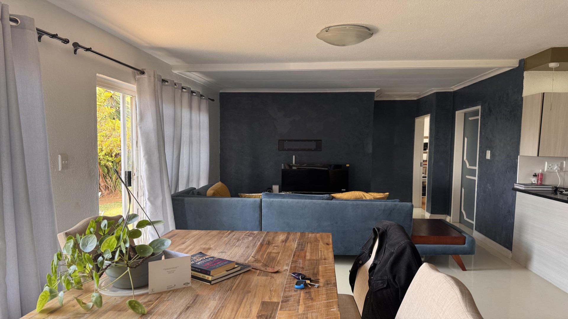 Lounges - 23 square meters of property in Wilgeheuwel 