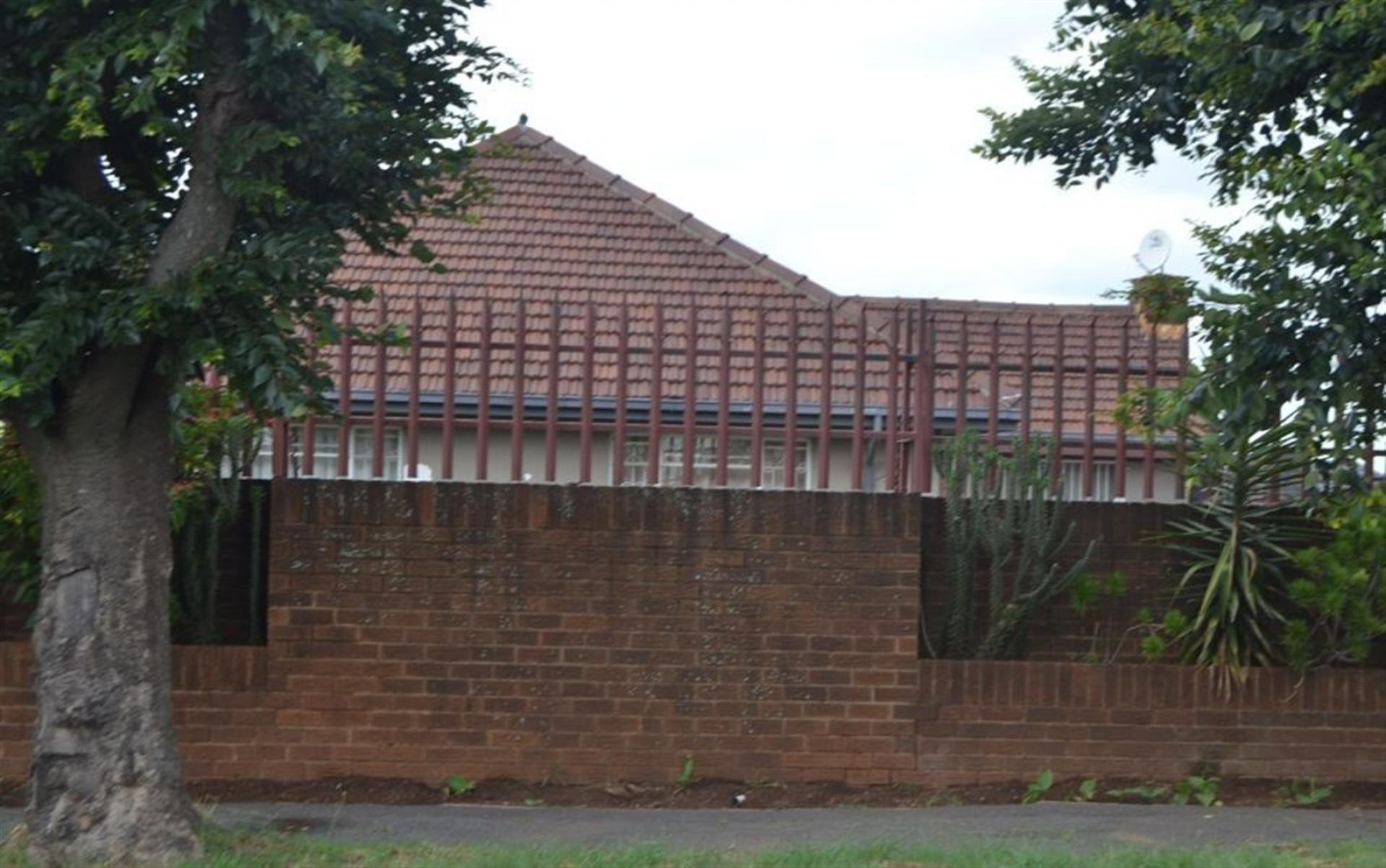 Front View of property in Linmeyer