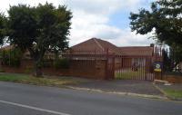 Front View of property in Linmeyer