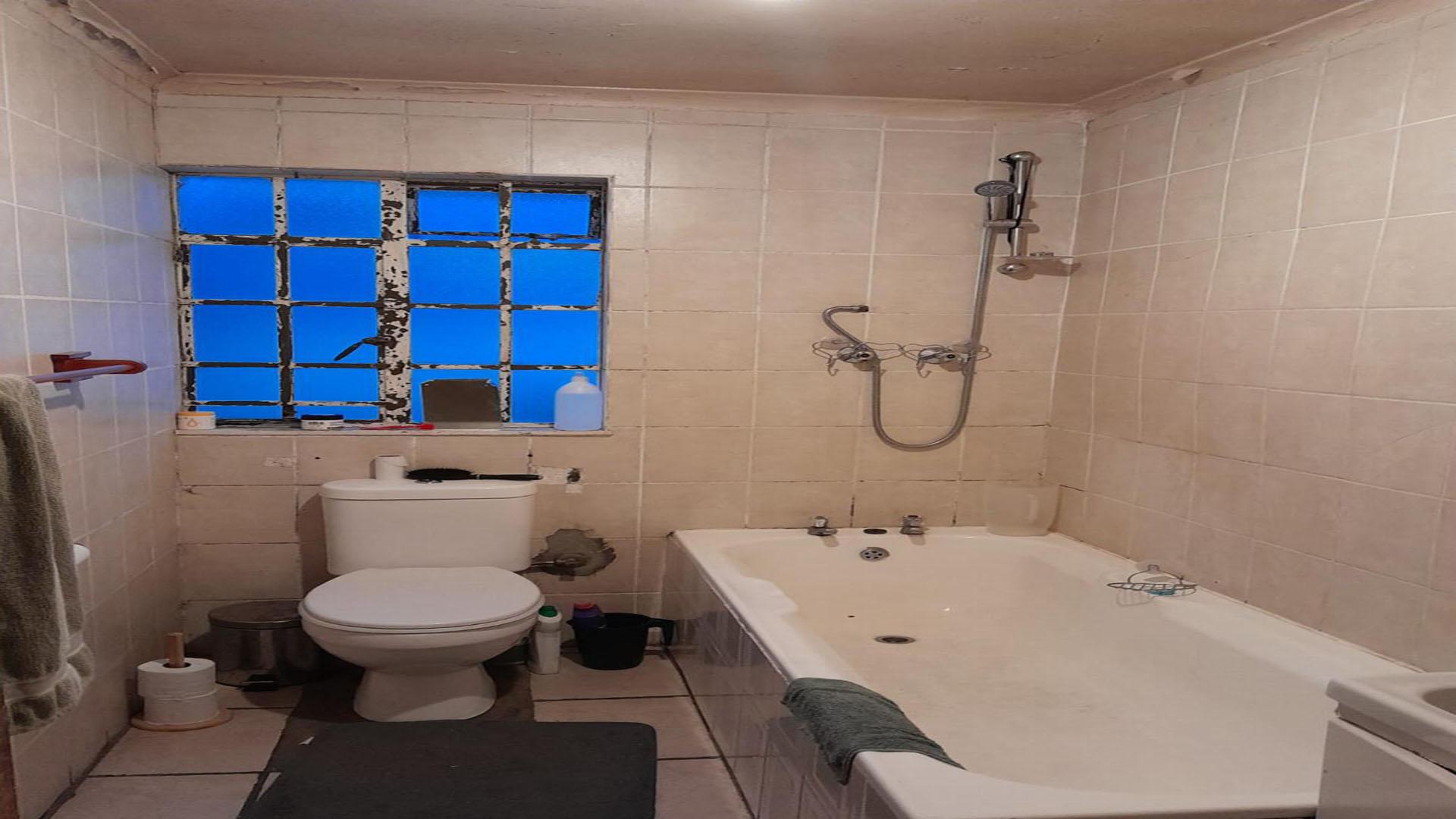 Bathroom 1 of property in Seawinds