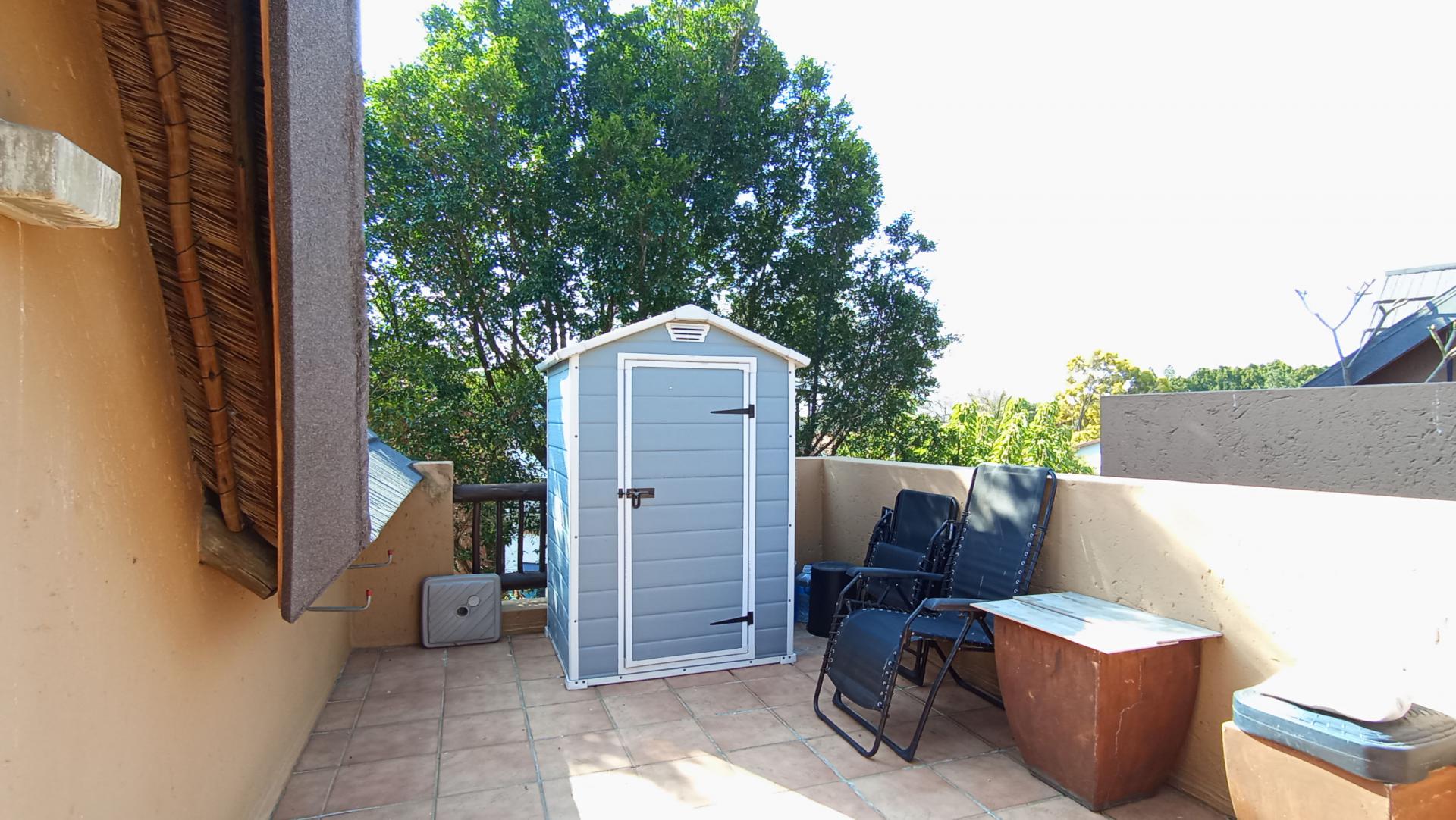 Balcony - 27 square meters of property in Douglasdale