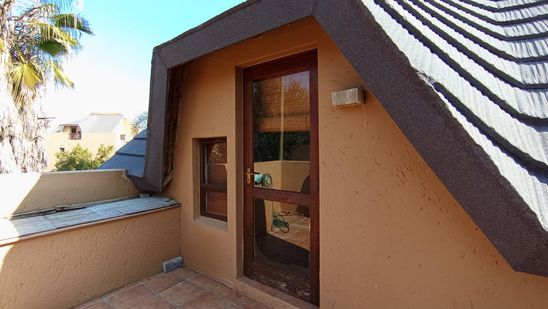 Balcony - 27 square meters of property in Douglasdale