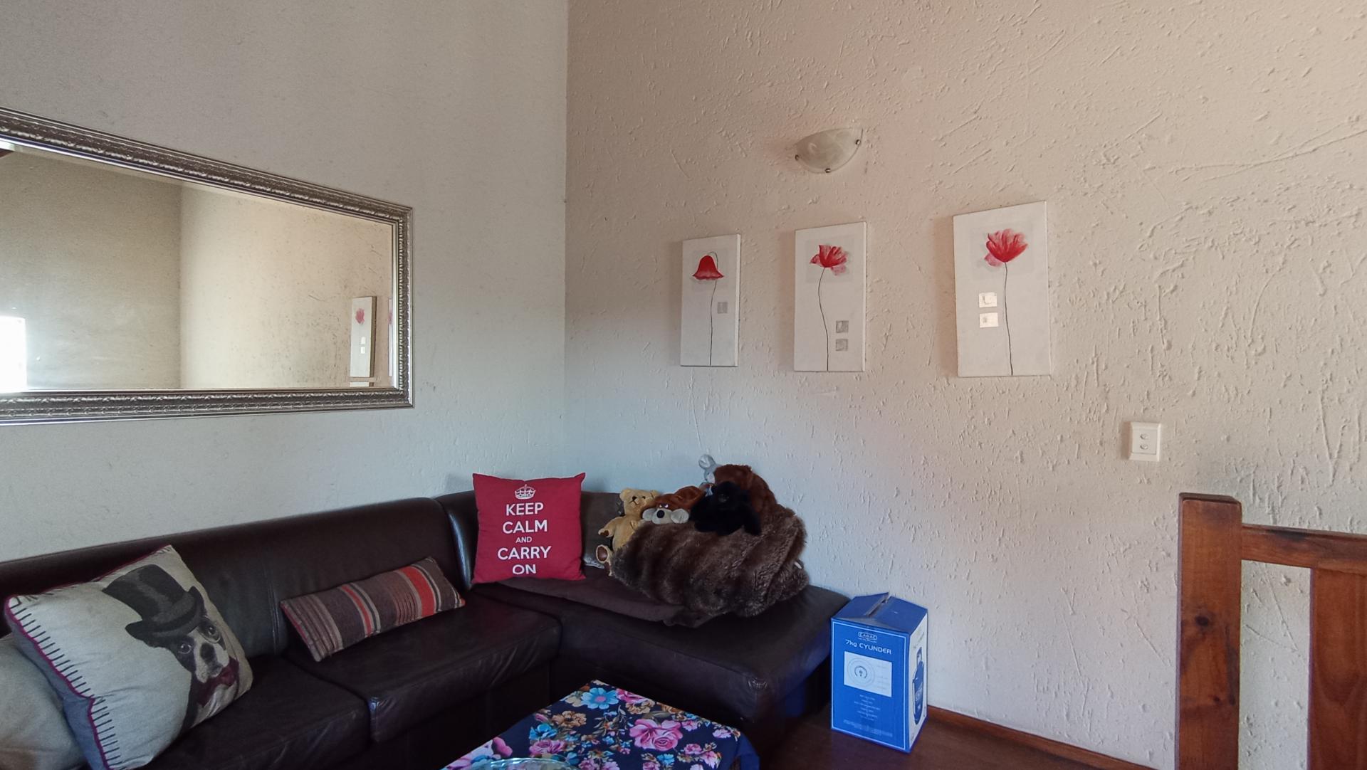 Lounges - 11 square meters of property in Douglasdale