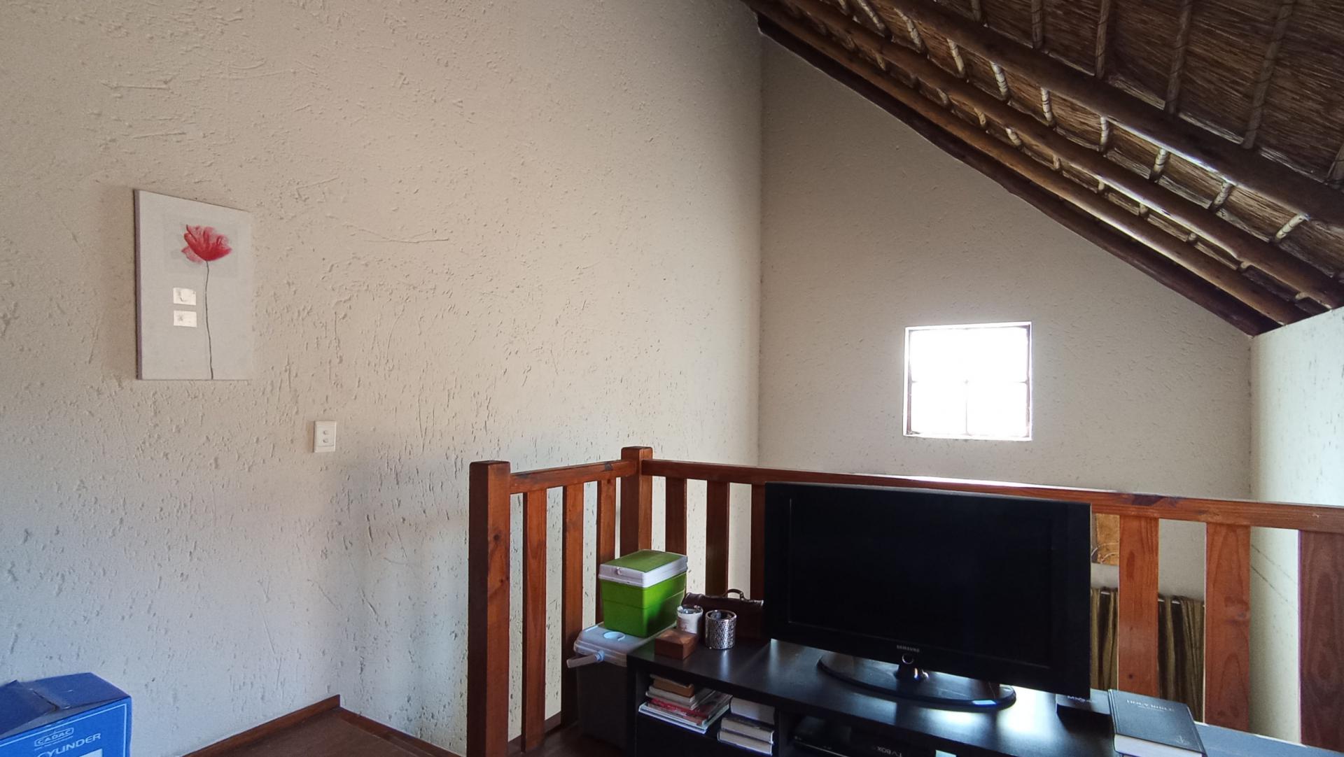 Lounges - 11 square meters of property in Douglasdale