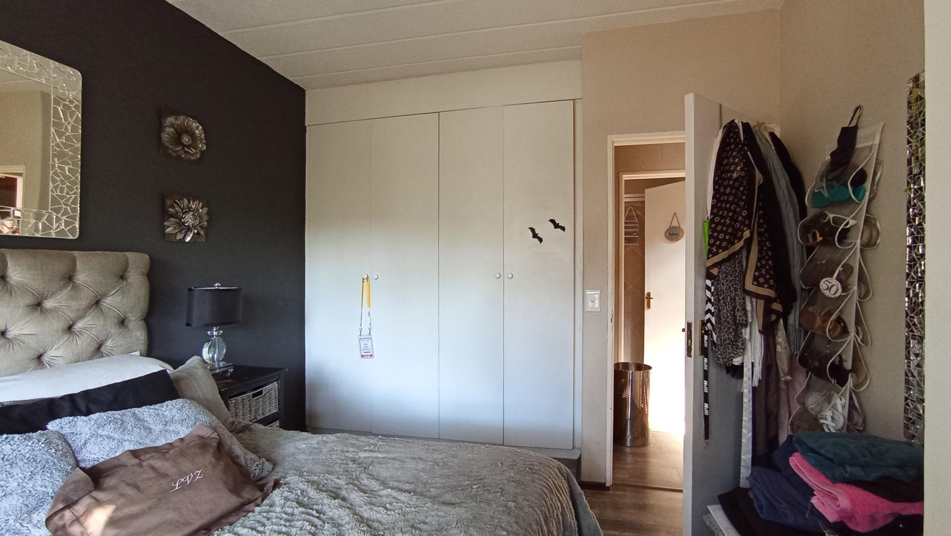 Bed Room 1 - 13 square meters of property in Douglasdale