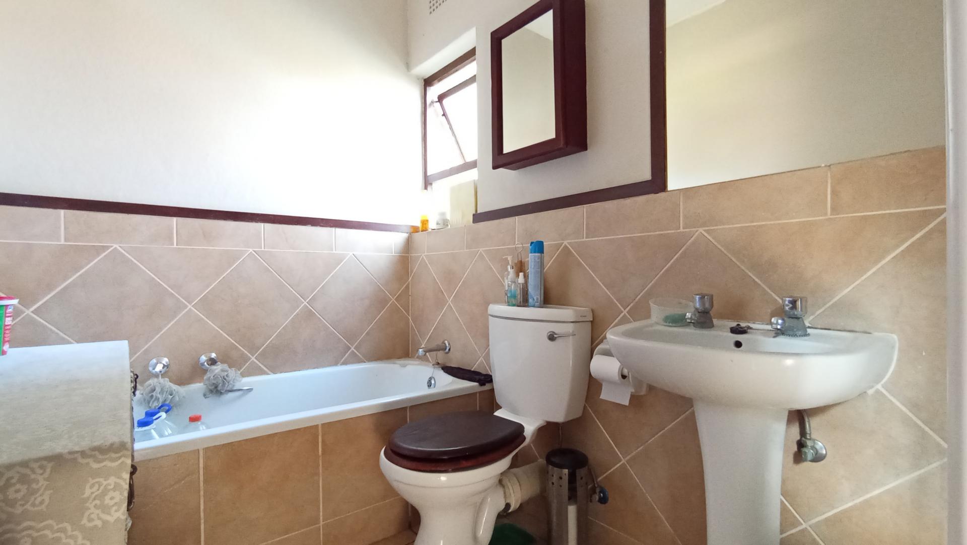 Bathroom 1 - 6 square meters of property in Douglasdale