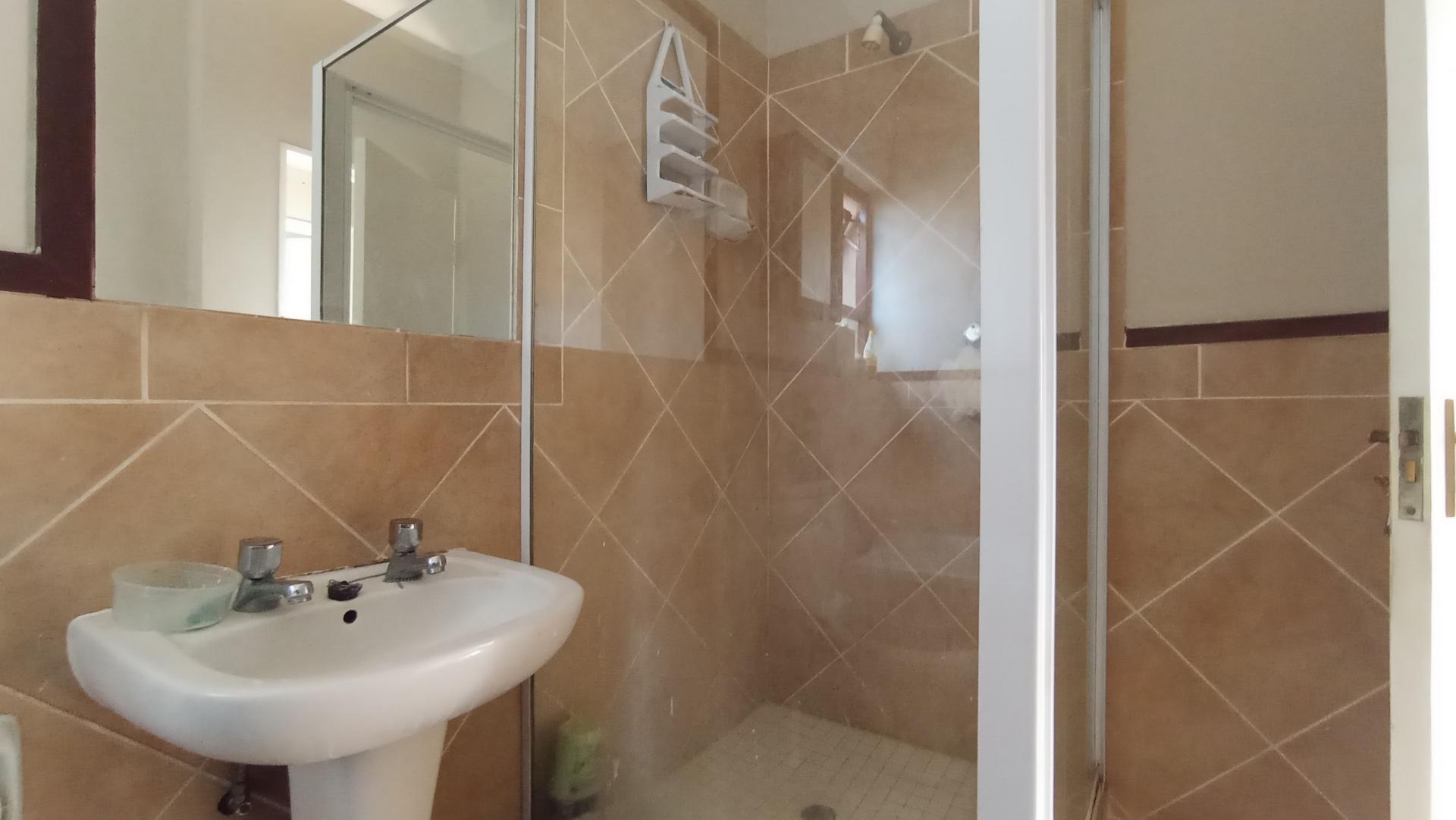 Bathroom 1 - 6 square meters of property in Douglasdale
