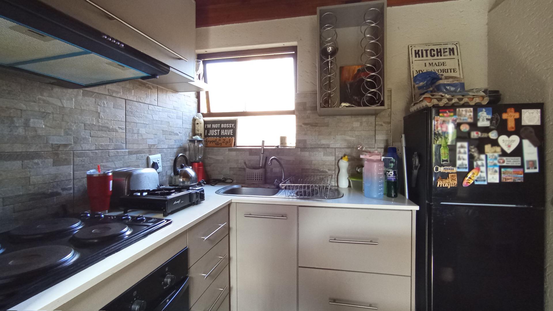 Kitchen - 12 square meters of property in Douglasdale