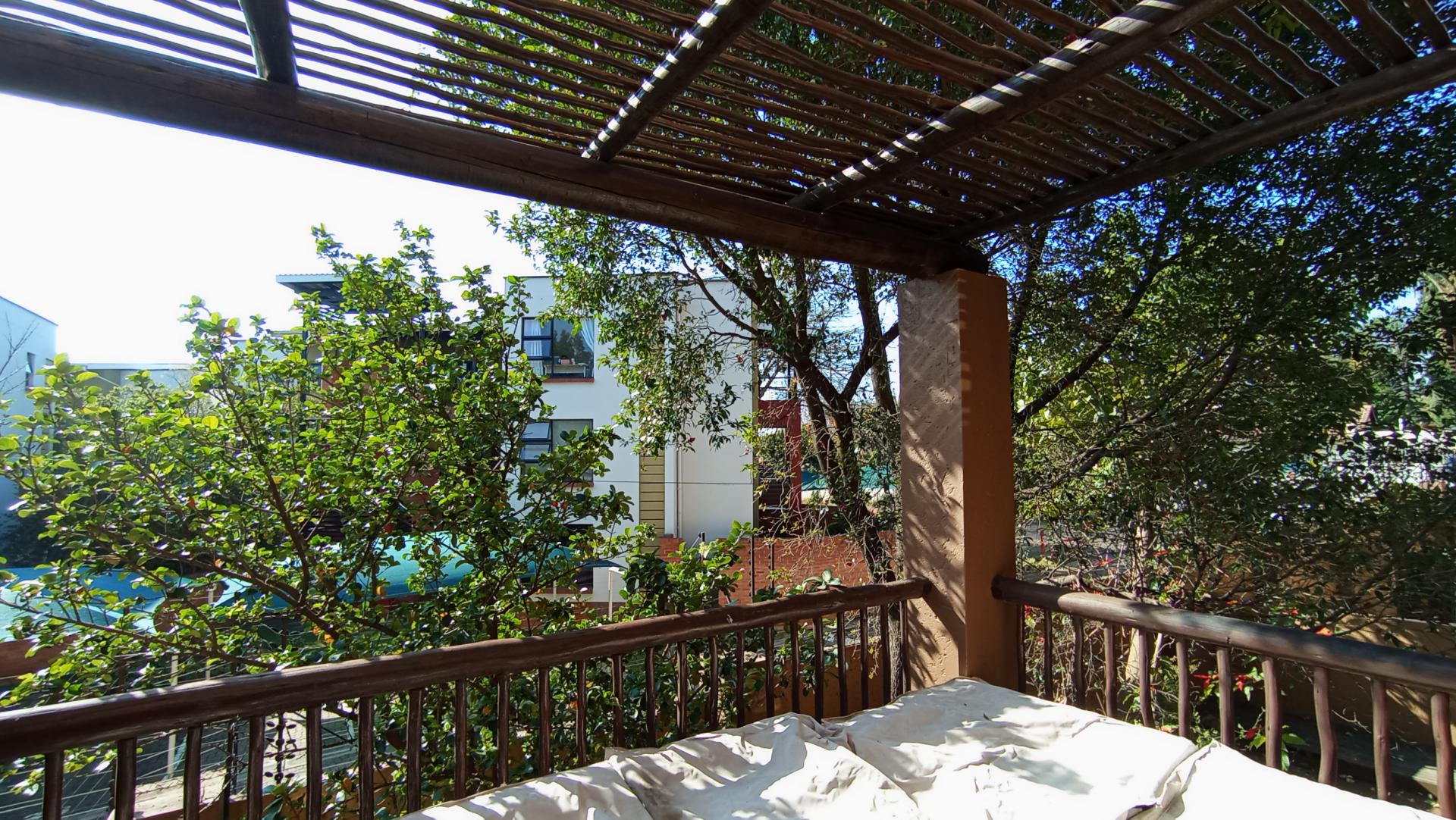 Balcony - 27 square meters of property in Douglasdale