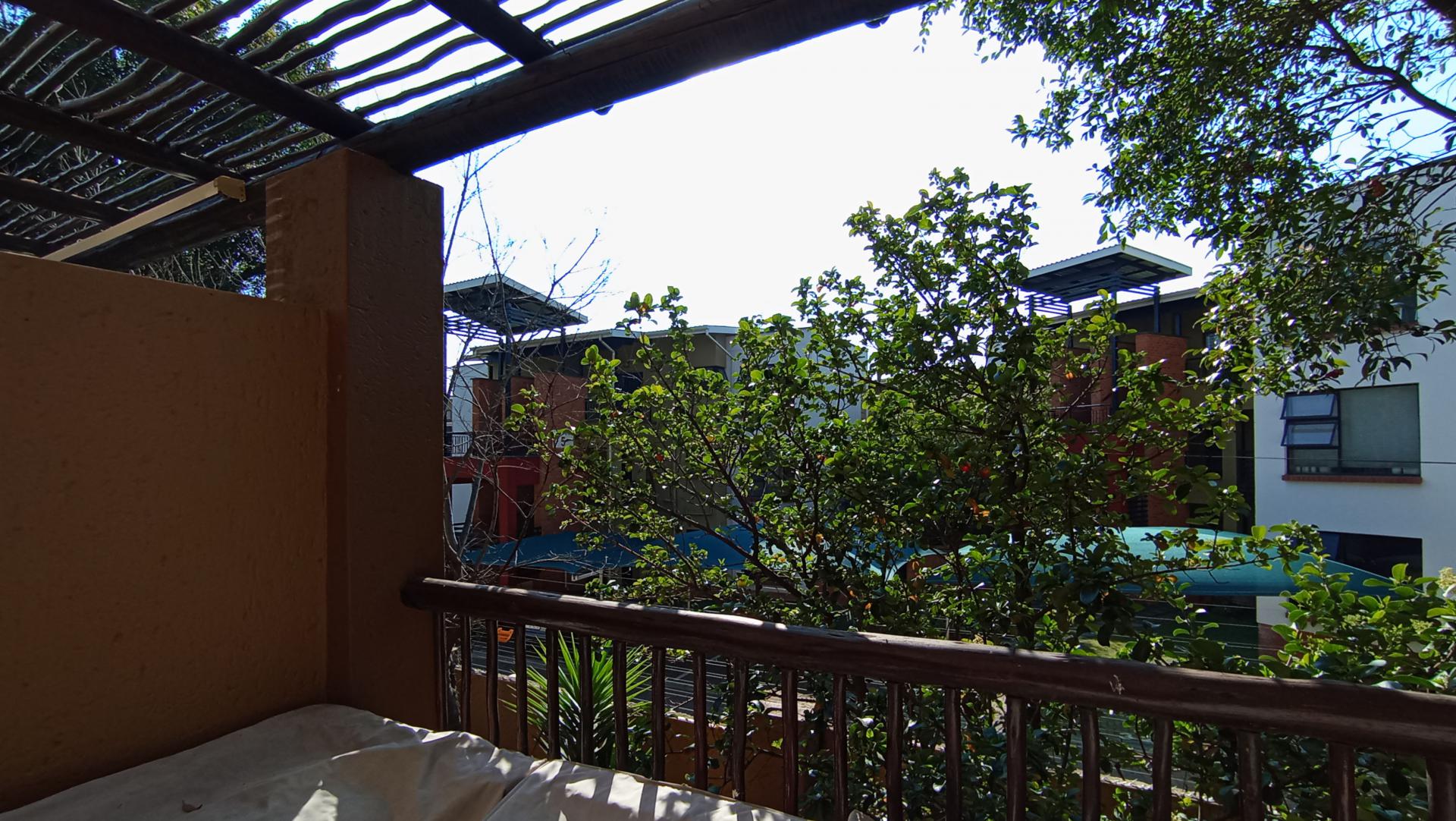 Balcony - 27 square meters of property in Douglasdale