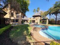 Swimming Pool of property in Douglasdale