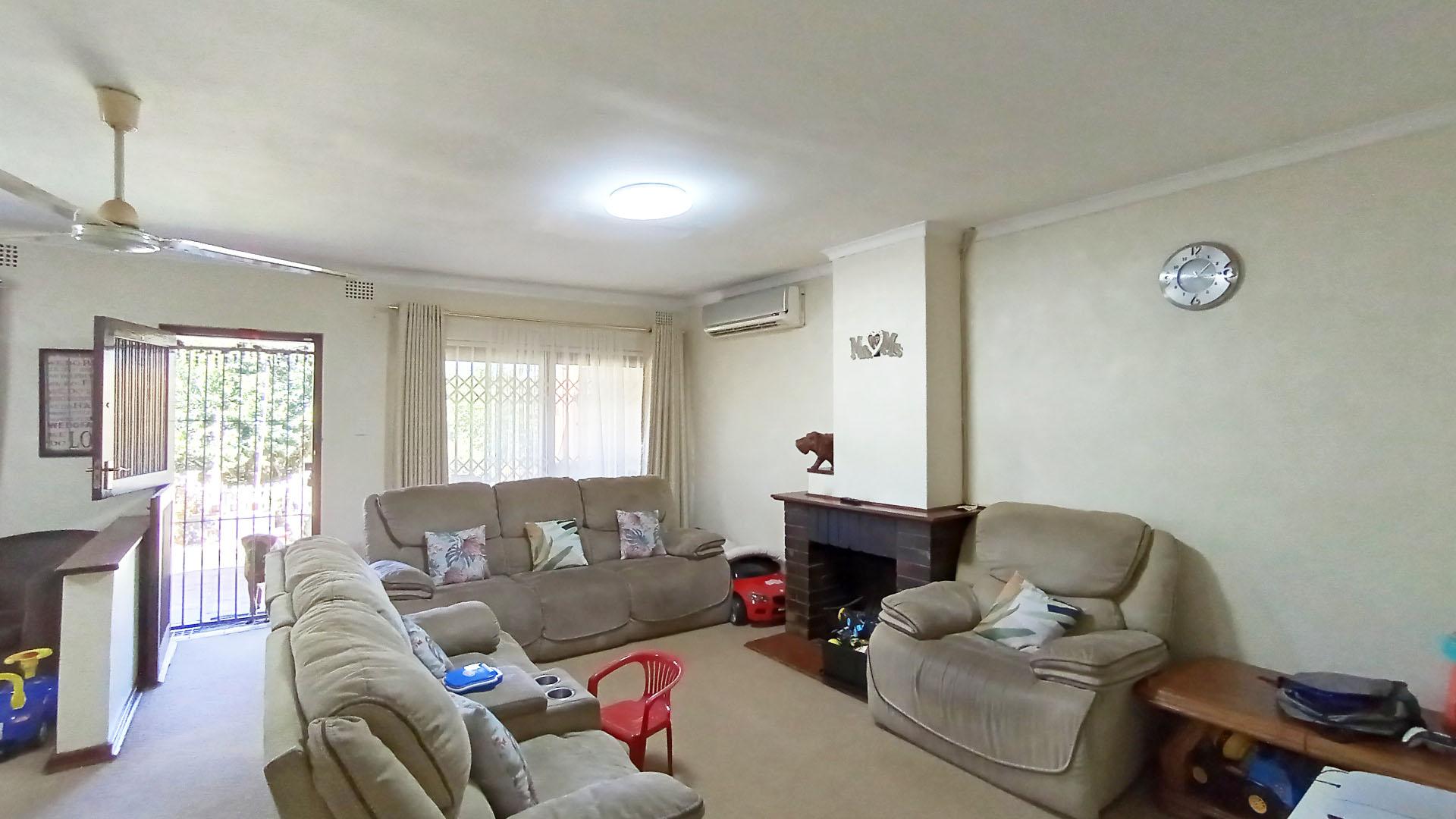 Lounges - 28 square meters of property in Assagay